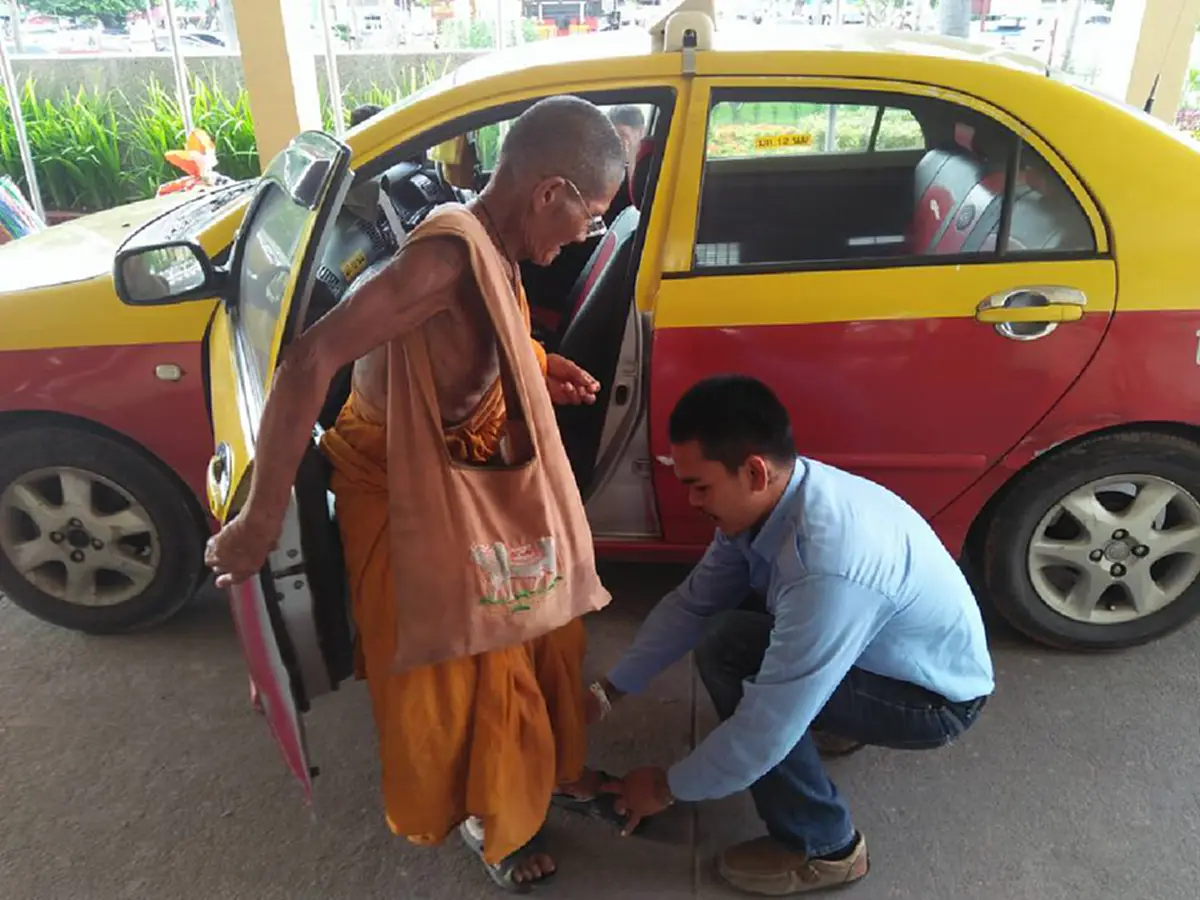 แท็กซี่ดีๆยังมีเยอะแยะ! หลวงพ่อจะไปสถานีรถไฟแต่มีเงินแค่3บาท เจอหนุ่มขับแท็กซี่ใจหล่ออาสาไปส่งให้ฟรี แถมส่งเสร็จควักเงินให้หลวงพ่อเก็บไว้ใช้