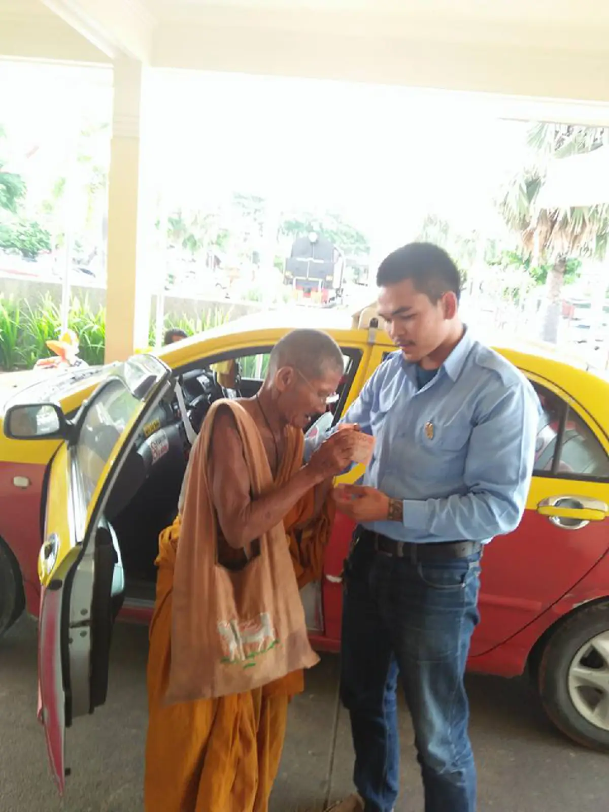 แท็กซี่ดีๆยังมีเยอะแยะ! หลวงพ่อจะไปสถานีรถไฟแต่มีเงินแค่3บาท เจอหนุ่มขับแท็กซี่ใจหล่ออาสาไปส่งให้ฟรี แถมส่งเสร็จควักเงินให้หลวงพ่อเก็บไว้ใช้