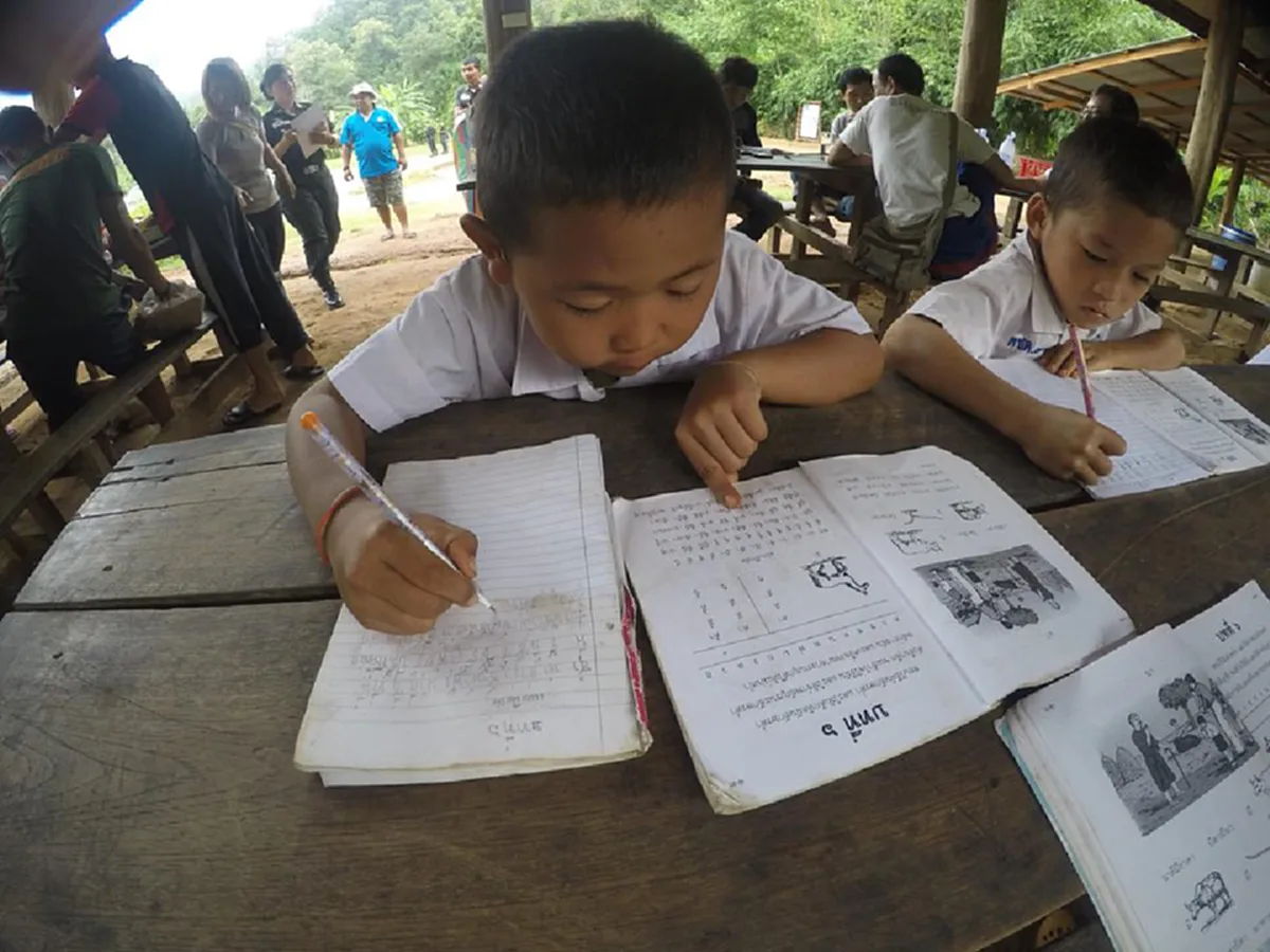 "ความลำบาก"สอนให้เราอดทน!! เด็กนร. หลายชีวิตเดินลุยน้ำข้ามไปเรียน เนื่องจากถูกน้ำป่าพัดพาทำให้สะพานขาด วอนหน่วยงานที่เกี่ยวข้องเร่งช่วยเหลือ