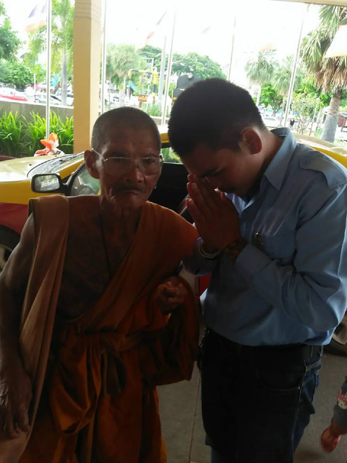 แท็กซี่ดีๆยังมีเยอะแยะ! หลวงพ่อจะไปสถานีรถไฟแต่มีเงินแค่3บาท เจอหนุ่มขับแท็กซี่ใจหล่ออาสาไปส่งให้ฟรี แถมส่งเสร็จควักเงินให้หลวงพ่อเก็บไว้ใช้