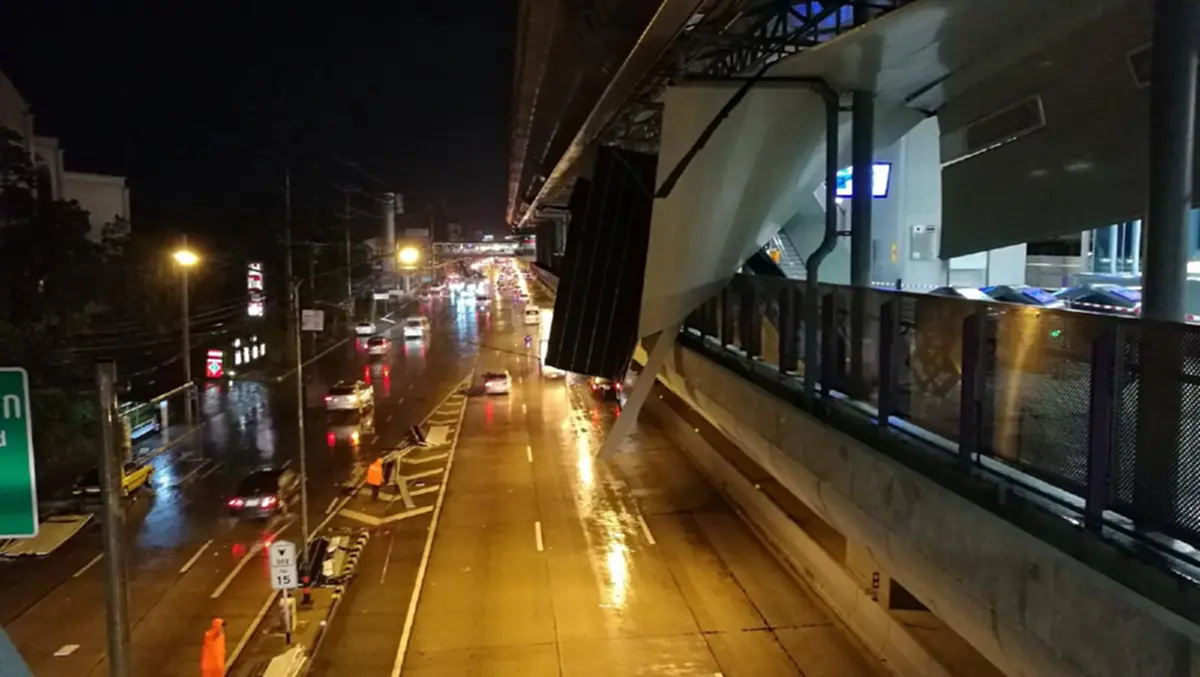 "ประชาชน"..ขวัญผวา!! ไปชมคลิปนาทีสุดระทึก!! หลังคาสถานีรถไฟฟ้าปลิ่วว่อน..พังยับ!! เซ่นพิษพายุฝนโหมกระหน่ำ!! (ดูกันเลยคลิปเต็มๆ)