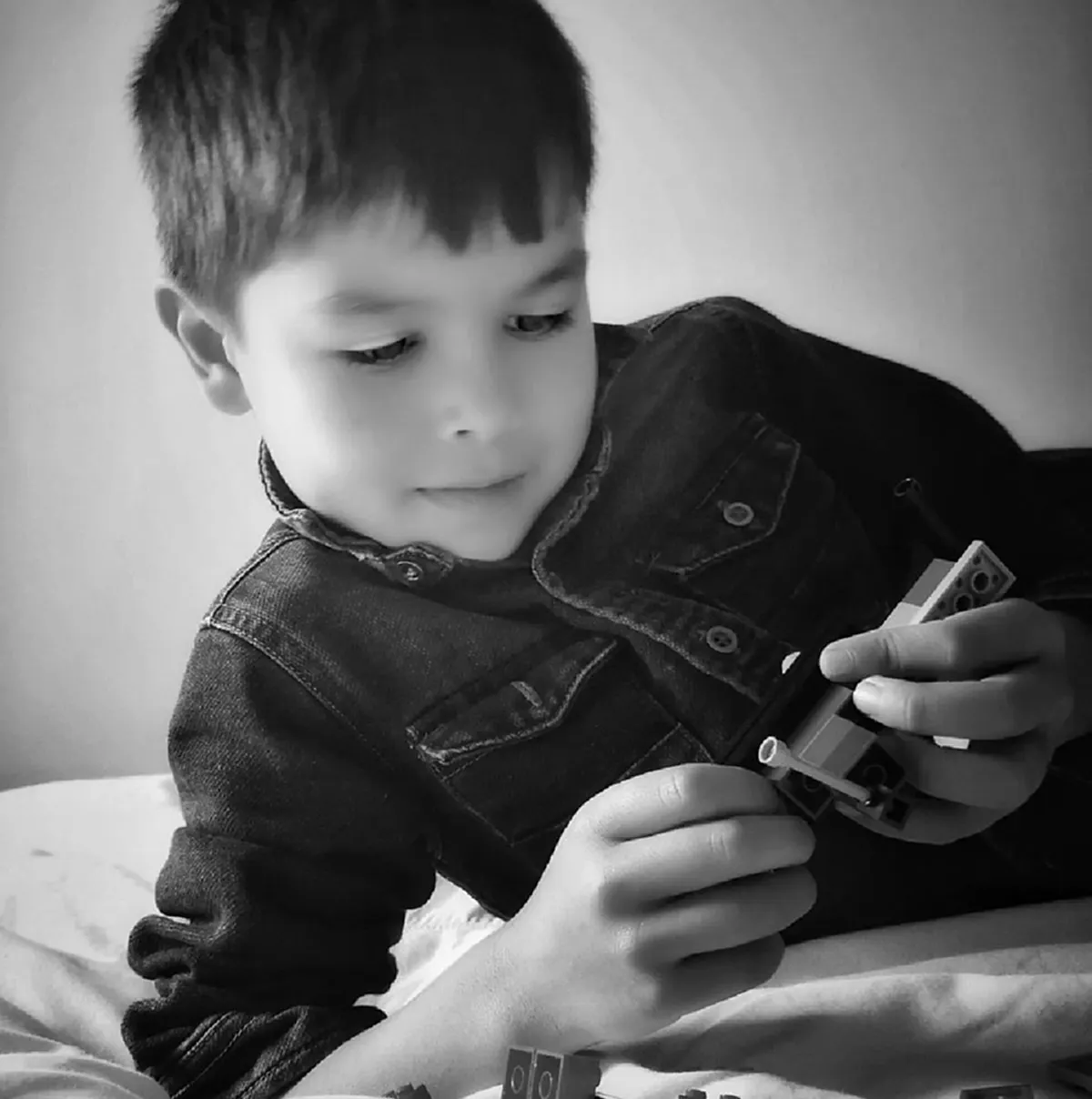 ยังจำกันได้ไหม?? "ดีแลนท์" หนูน้อยที่ท่องพยัญชนะไทย"ฮาร์ดคอร์ ก ไก่" จนดังเป็นพลุแตก นี่คือภาพปัจจุบันของเขา หลังโตเป็นหนุ่ม