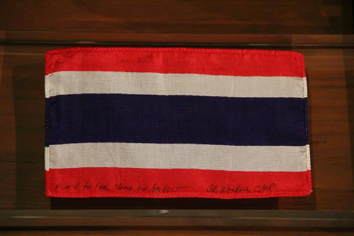 ภาคภูมิใจ!! “ธงชาติไทย” ผืนนี้ เคยโคจรอบดวงจันทร์ เมื่อ 46 ปีก่อน!! พร้อมยานอะพอลโล15
