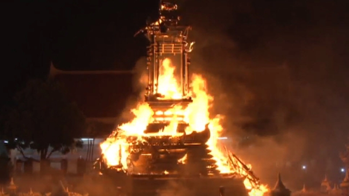 อัศจรรย์บังเกิดอีกภาพ! ในงานพระราชทานเพลิงหลวงปู่จันทร์ศรี จนฺททีโป ปรากฏภาพมหัศจรรย์ที่เปลวไฟและกลุ่มควันขณะเผาจริง