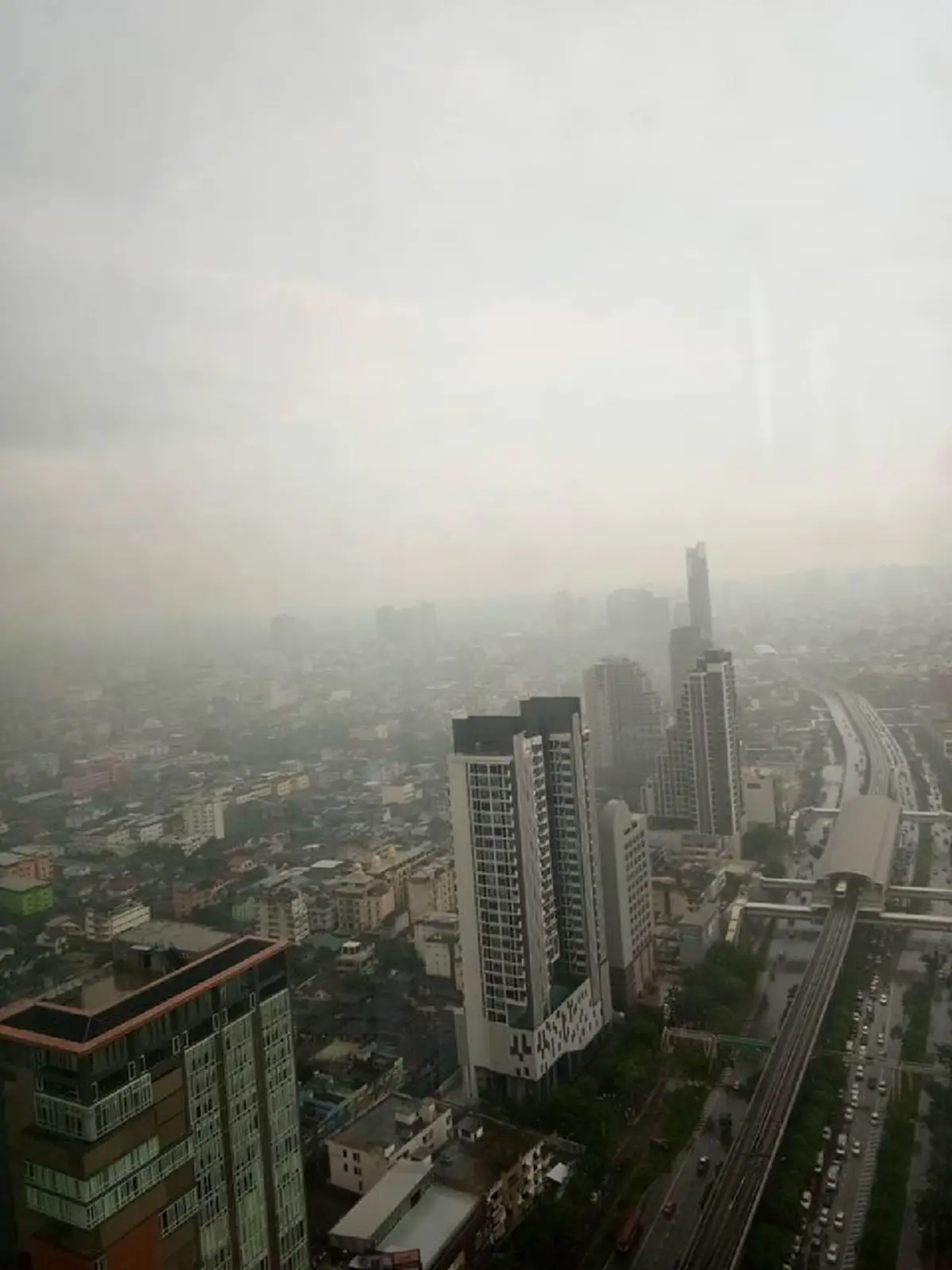 ประกาศเตือนด่วน !! ประเทศไทยเจอสภาพอากาศแปรปรวน ส่งผลให้พื้นที่ดังต่อไปนี้.. เกิดฝนฟ้าคะนอง ลมกระโชกแรง อุณหภูมิลดลง 2-5 องศา !! (รายละเอียด