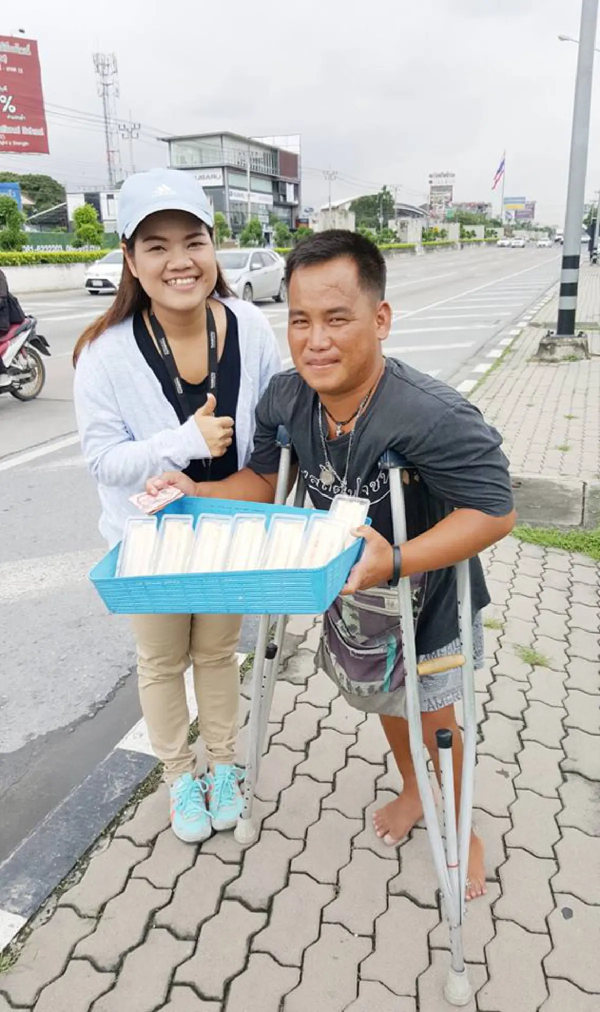 คุณคือ..สุดยอดพลังใจ!!จำเขาได้ใช่มั๊ย ชายพิการขายแซนด์วิชตากฝนโบกรถ เปิดอีกมุมชีวิต นักข่าวถึงกับยอมใจยกเป็น 1ไอดอลใครท้อชีวิตต้องอ่าน(คลิป)