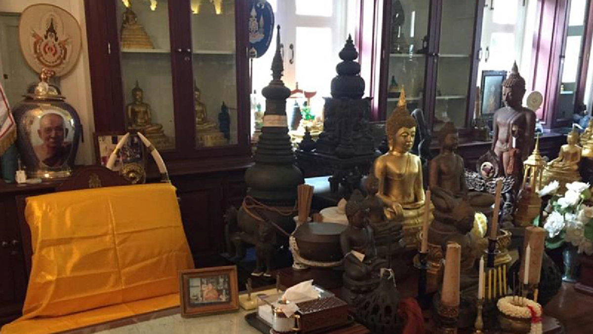 ปริศนาธรรมในสมเด็จญาณ!! ศิษย์ใกล้ชิดเล่าพระจริยวัตรอันชวนฉงนของสมเด็จญาณ ทำไมต้องใช้พระหัตถ์ลูบพระอุระพระพุทธเจ้า แล้วเอามาลูบเศียรพระองค์