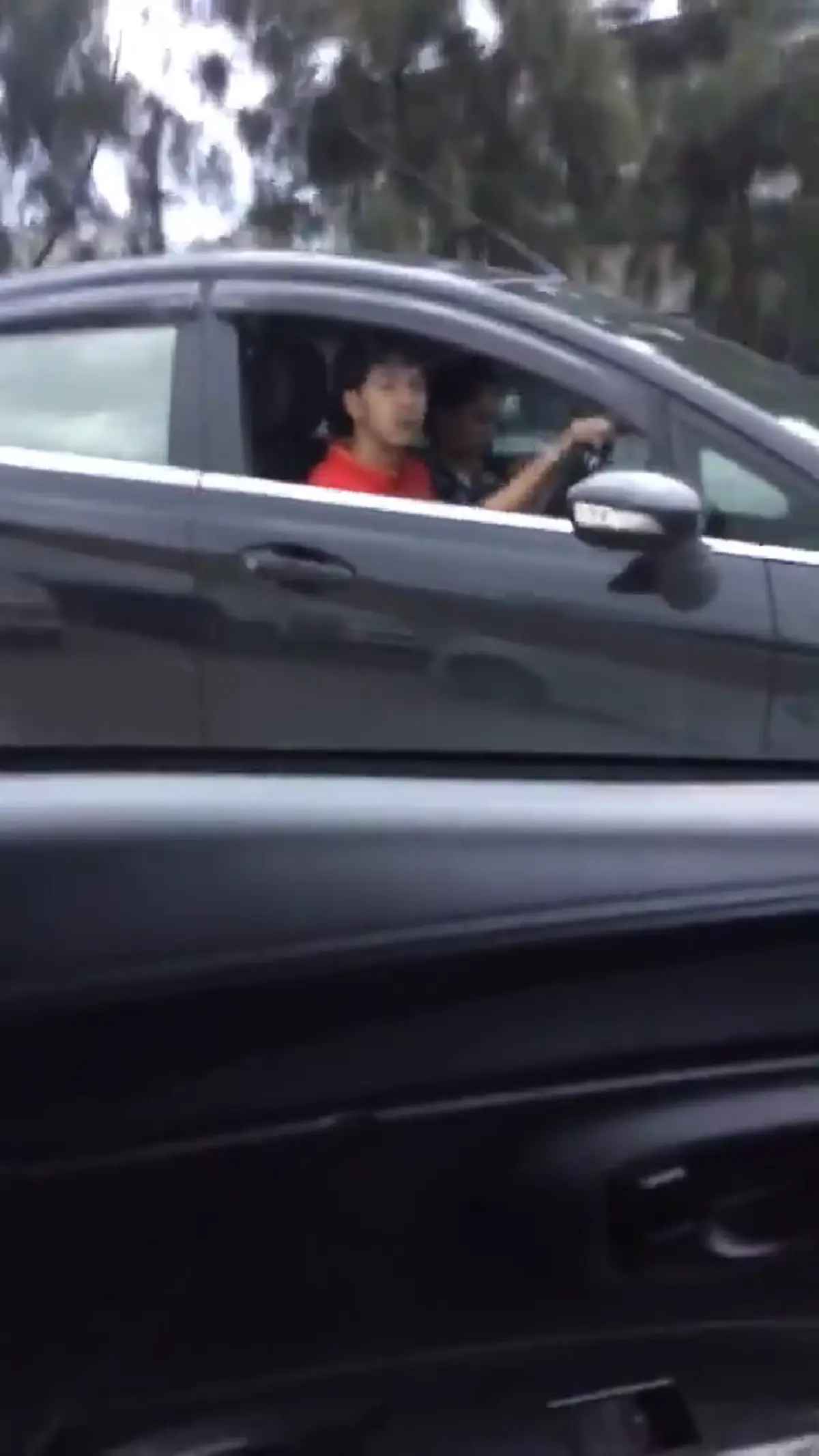 เกินคำเล่าจริงๆต้องดูคลิป!! โจ๋สุดกร่างกระโดดเหยียบหลังคารถถีบประตูซ้ำสุดอุกอาจ น้องเจ้าทุกข์ฉุนเดือดปุดมึงรู้มั้ยทำกับผู้หญิงเขาเรียกอะไร??