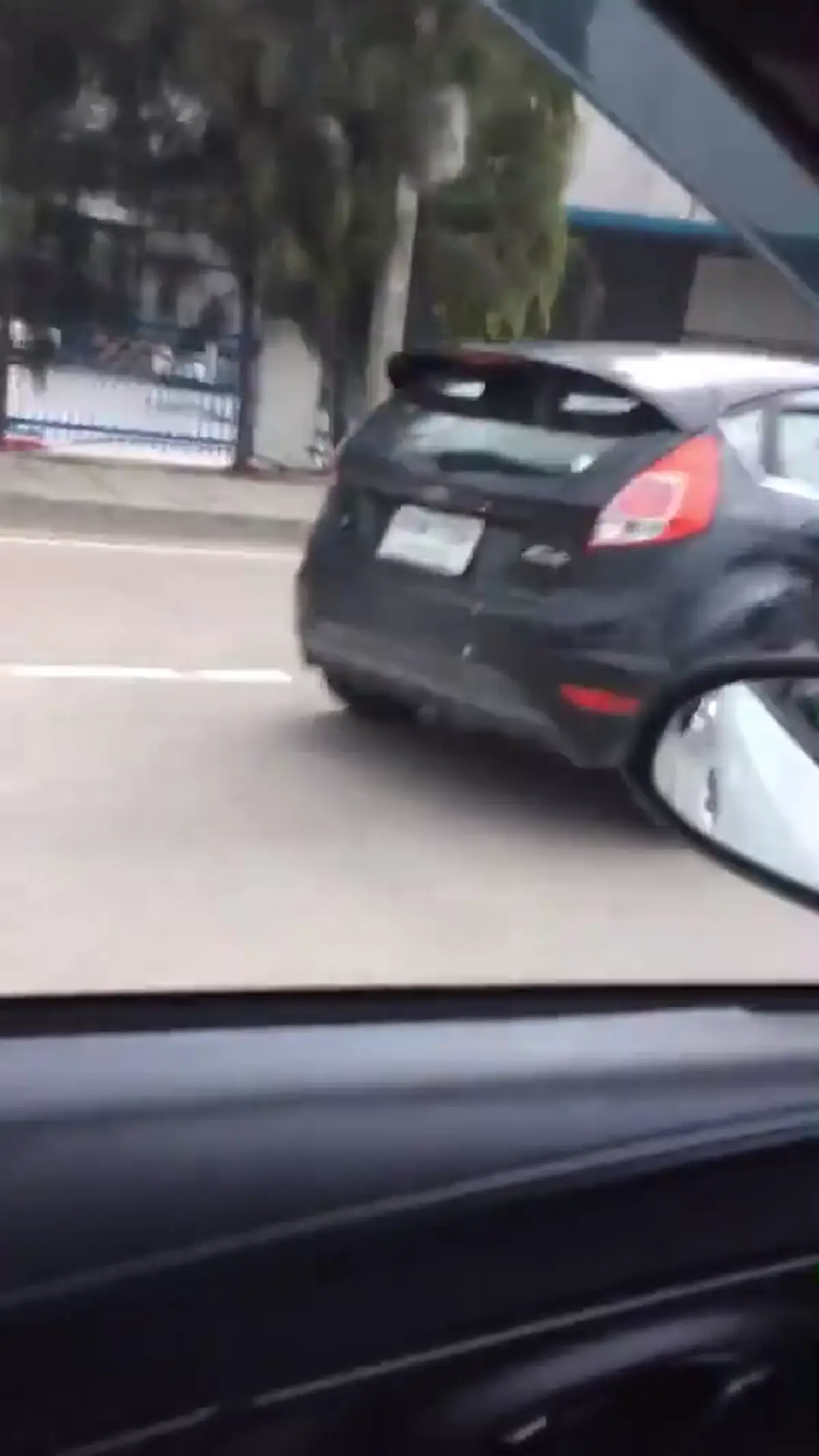 เกินคำเล่าจริงๆต้องดูคลิป!! โจ๋สุดกร่างกระโดดเหยียบหลังคารถถีบประตูซ้ำสุดอุกอาจ น้องเจ้าทุกข์ฉุนเดือดปุดมึงรู้มั้ยทำกับผู้หญิงเขาเรียกอะไร??