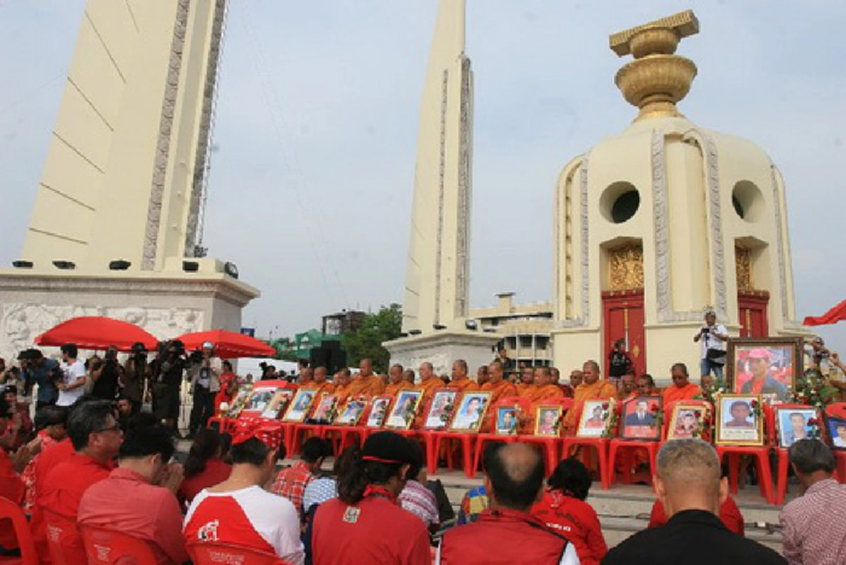 ย้อนรอยโศกนาฏกรรม! 10 เมษายน 53 ... "ชายชุดดำ" เนื้อเดียวกับกลุ่มคนเสื้อแดง ลอบทำร้ายทหาร..!?