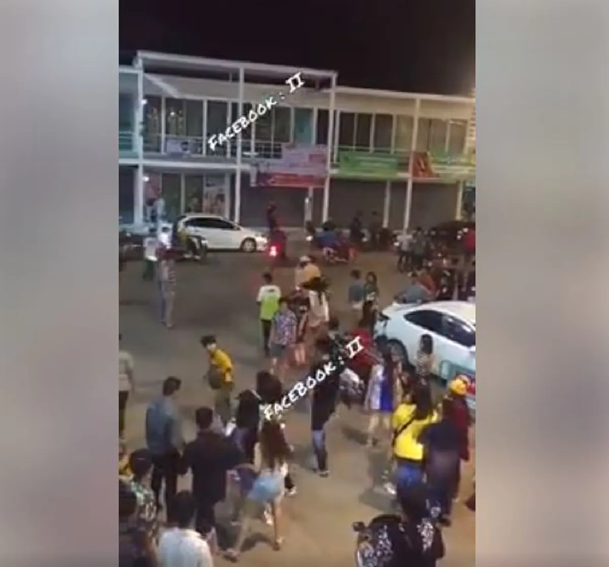 โดนรุมตรีนนับสิบ !? แก๊งค์โจ๋เบิ้ลมอไซค์ !! เถื่อนจัดยกพวกตีกัน งานคอนเสิร์ต ตะลุมบอน เละเป็นแถบๆ ห้ามกันชุลมุน (มีคลิป)