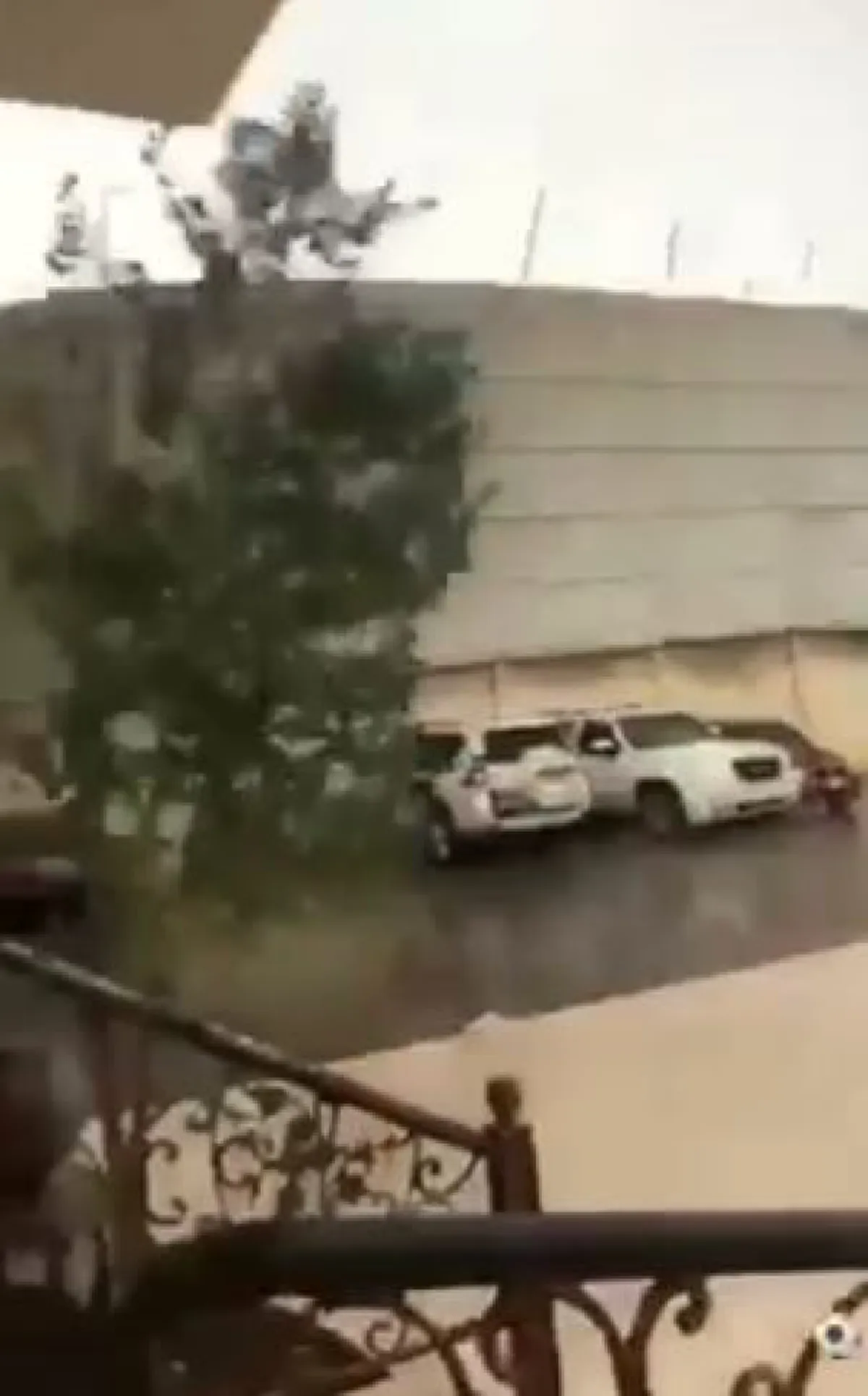 คัมแบคๆ!! วินาที "พายุใต้ฝุ่น" โหมกระหน่ำ "ดูไบ" อ่วมหนักทั้งฝนทั้งทราย แรงลมพัดหลังคาปลิวว่อนต่อหน้า (คลิป)