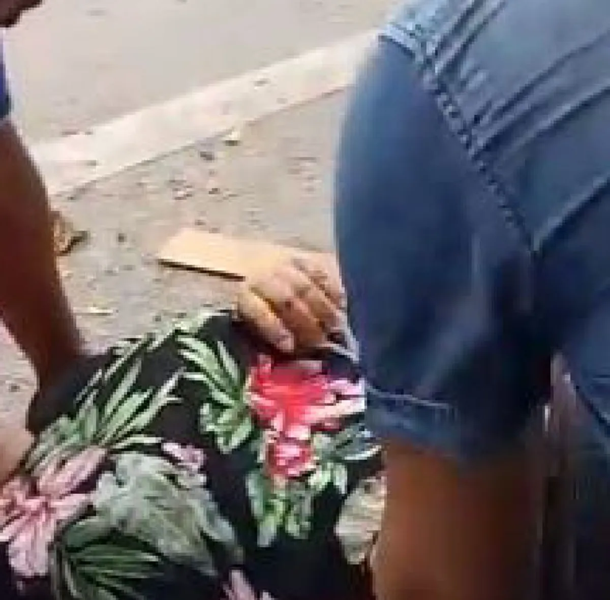 เราไม่ได้เอาไป!! หญิงอ้างถูกกู้ภัยขโมย "แหวนเพชร" ขณะช่วยเหลือ  โต้พัลวัน ไม่ได้ทำ!! ดูกันชัดๆ ตอนช่วยไม่มีแหวน เต็มๆตาไปเลย  (คลิป)