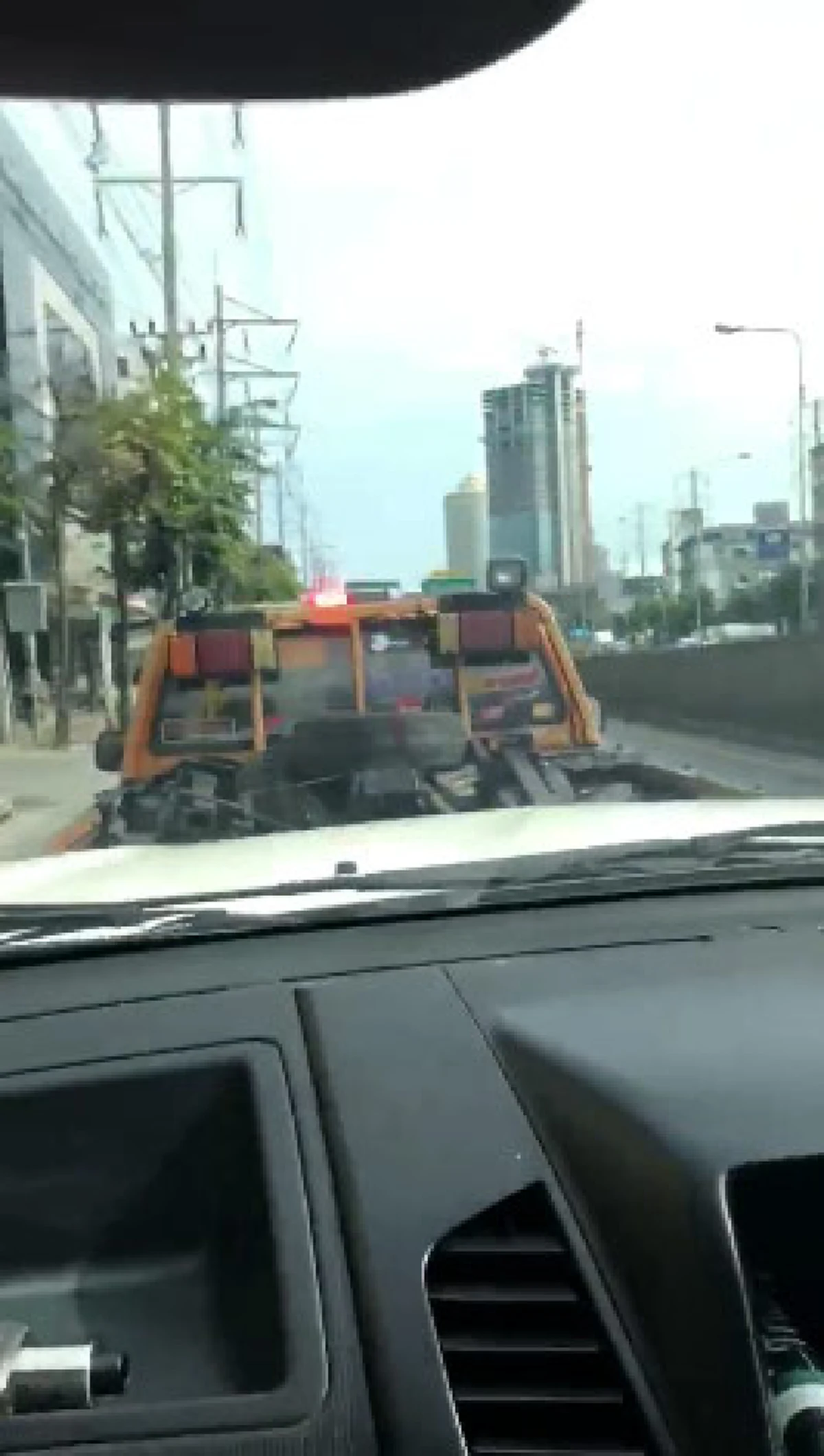 โชว์เก๋าไม่เข้าเรื่อง! หนุ่มตุ้ยนุ้ย โชว์ขับรถกลางเมือง บอก "ถนนเส้นเนี่ย ปิดตาขับยังได้เลย สบาย ๆ" ชาวเน็ตรุมด่าจนต้องออกมาพูดแบบนี้ (คลิป)