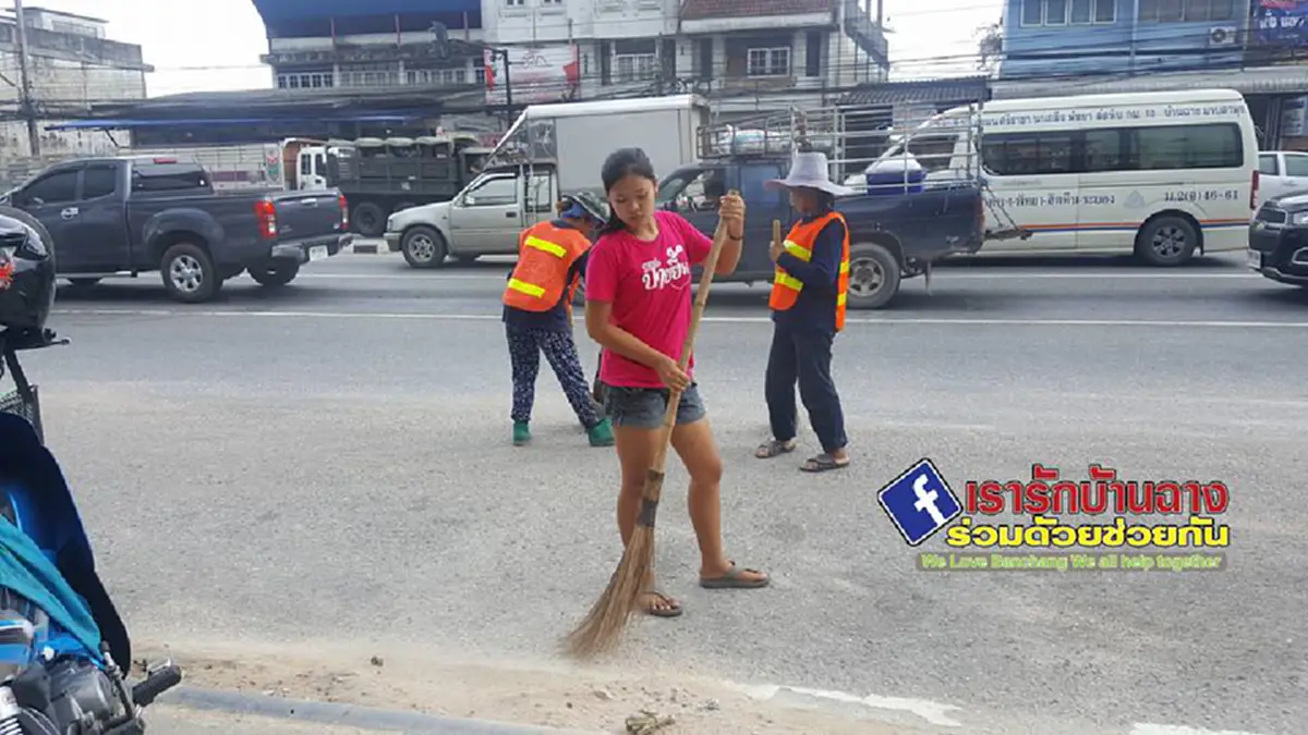 จิตใจดีงาม..น่ารักมากลูก!! "น้องเเคท"กับความยอดกตัญญู ช่วยงาน"คุณเเม่"!!ตื่นตี4มาช่วยกวาดถนน..บุญของพ่อเเม่ที่มีลูกเป็นเด็กดีขนาดนี้(ชมคลิป)
