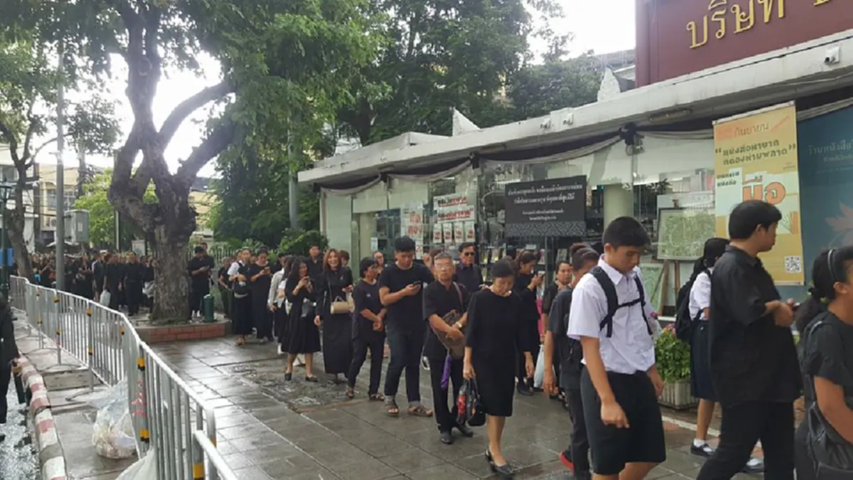 แม้ฝนก็ไม่อาจขวางหัวใจแห่งความภักดี! วันก่อนวันสุดท้าย ประชาชนยังคงแน่นขนัด ท้ายแถวปัดเข้าถนนดินสอ รอกราบพระบรมศพฯ ในหลวงร.9 ครั้งสุดท้าย