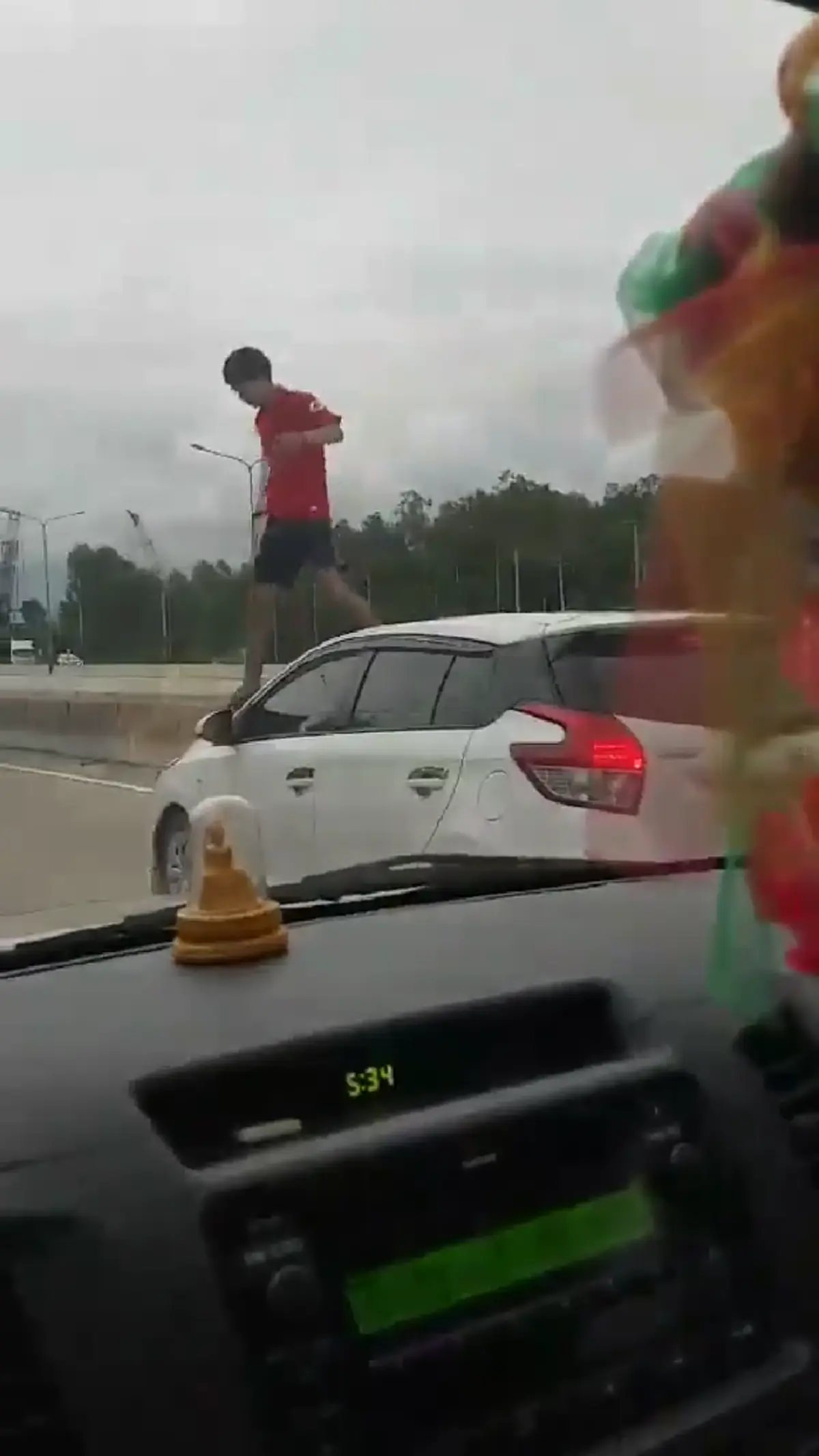 เกินคำเล่าจริงๆต้องดูคลิป!! โจ๋สุดกร่างกระโดดเหยียบหลังคารถถีบประตูซ้ำสุดอุกอาจ น้องเจ้าทุกข์ฉุนเดือดปุดมึงรู้มั้ยทำกับผู้หญิงเขาเรียกอะไร??