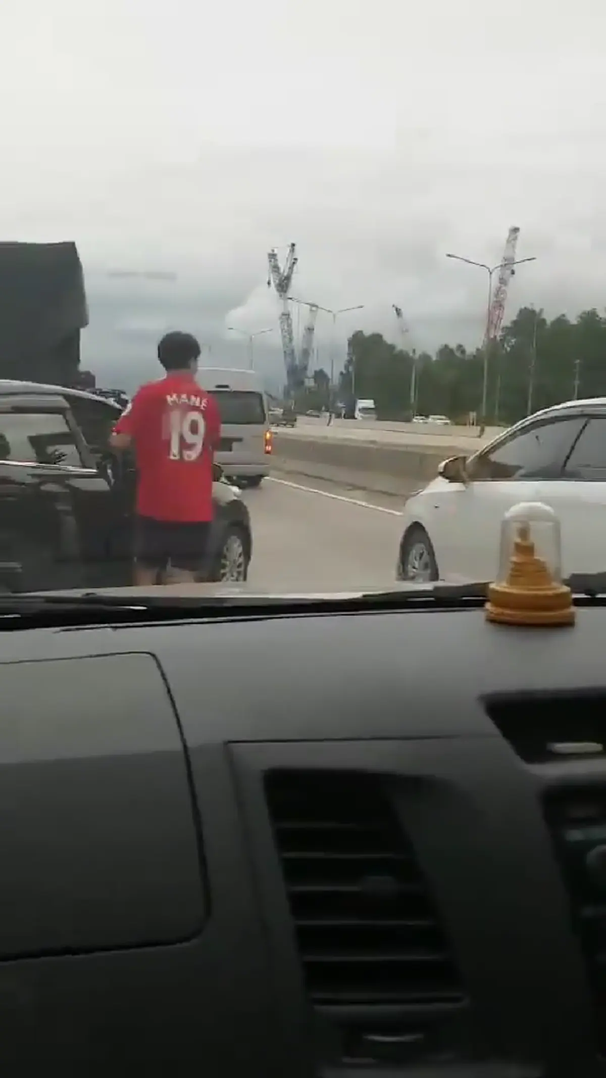 เกินคำเล่าจริงๆต้องดูคลิป!! โจ๋สุดกร่างกระโดดเหยียบหลังคารถถีบประตูซ้ำสุดอุกอาจ น้องเจ้าทุกข์ฉุนเดือดปุดมึงรู้มั้ยทำกับผู้หญิงเขาเรียกอะไร??