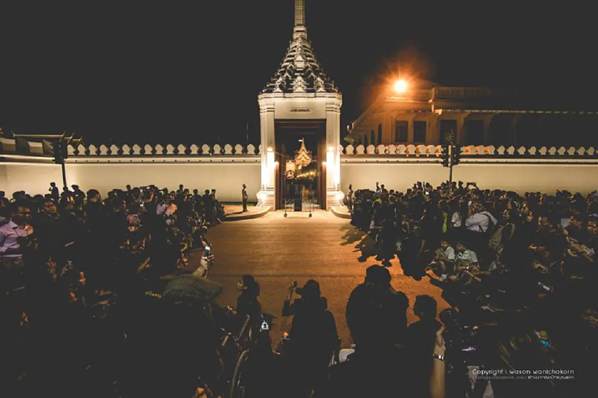 ผู้ปิดทองหลังพระ !! เจ้าหน้าที่เลือดกำเดาไหล แต่ขอสู้ ดูแลประชาชนจนวินาทีสุดท้าย เพื่อพ่อหลวงของคนไทยทุกคน (ภาพชุด)