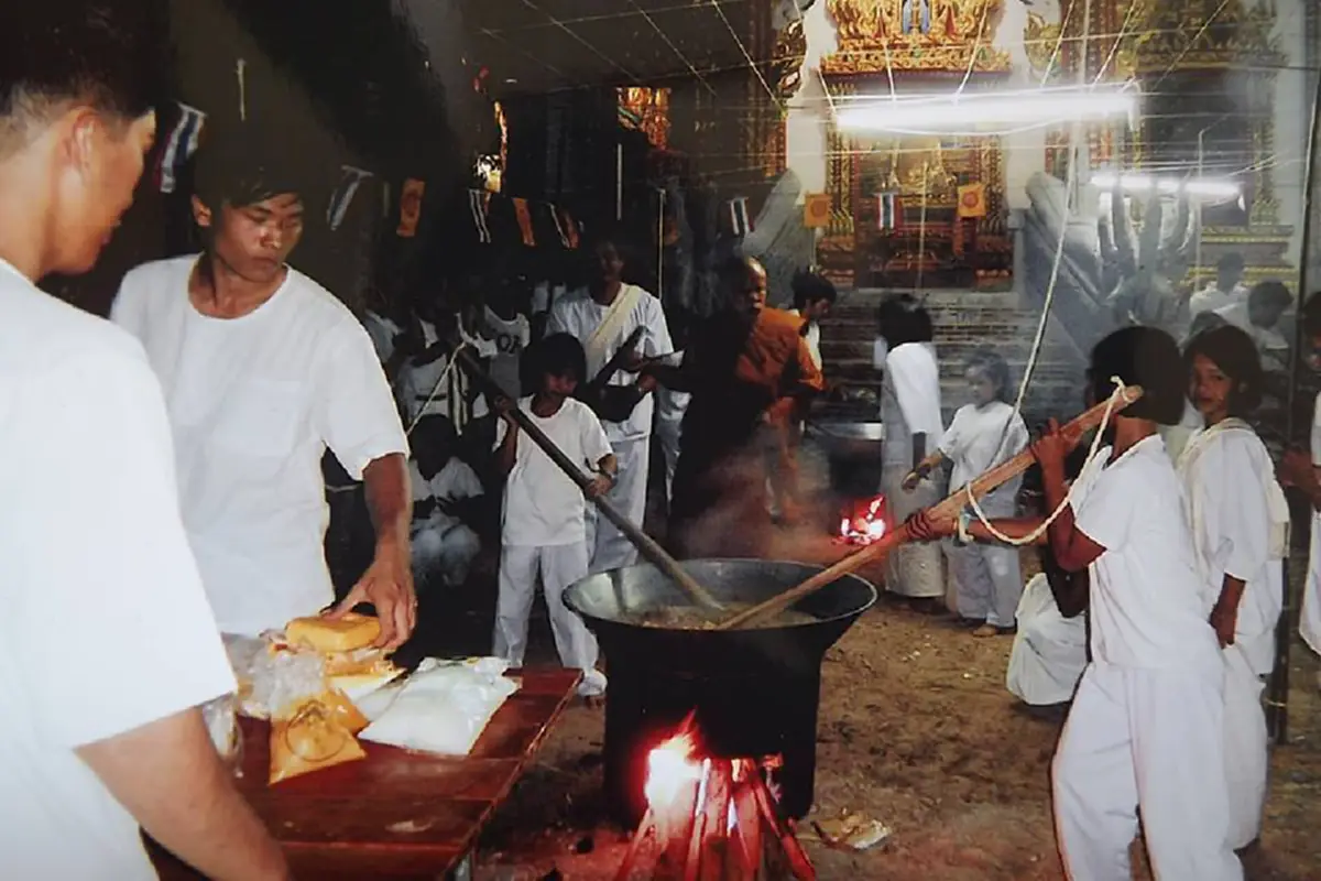 ดั่งพญานาคราชมาประสาทพร!! ก้อนเมฆคล้ายรูปพญานาคปรากฏ ลอยเด่นขณะพิธี "กวนข้าวทิพย์" วัดถาวรชัยศิริ ชาวบ้านเชื่อ..เป็นอภินิหารขององค์พญานาค !!