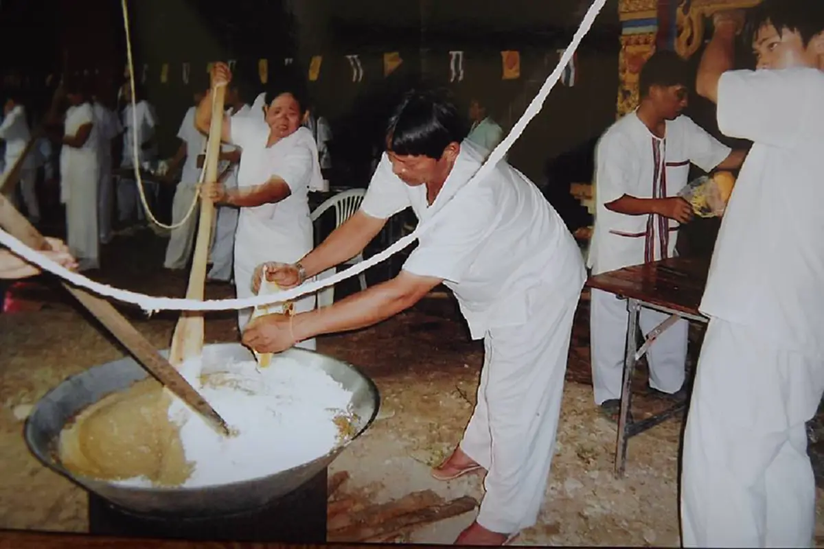 ดั่งพญานาคราชมาประสาทพร!! ก้อนเมฆคล้ายรูปพญานาคปรากฏ ลอยเด่นขณะพิธี "กวนข้าวทิพย์" วัดถาวรชัยศิริ ชาวบ้านเชื่อ..เป็นอภินิหารขององค์พญานาค !!