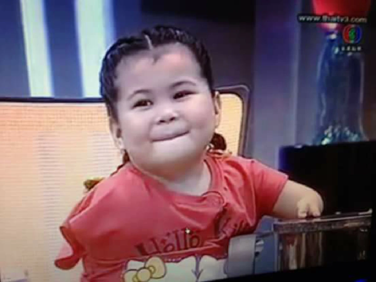 จำเค้าได้มั้ย!! "น้องเนย ตีสิบ" หนูน้อยพิการเเขนขา ตั้งเเต่กำเนิด  ล่าสุดโตเป็นสาวเเล้ว!!!