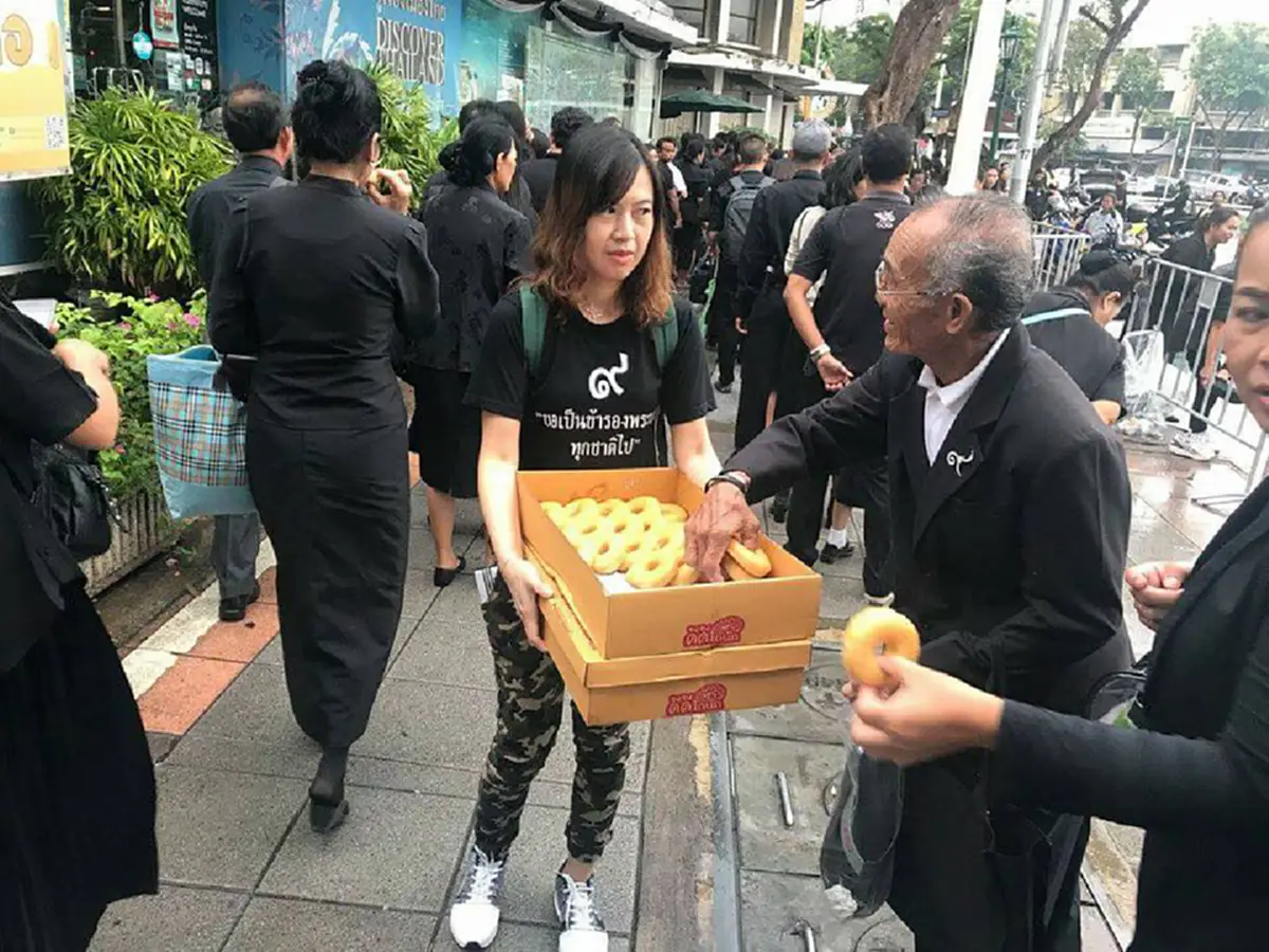 คำพ่อสอน..คนไทยต้องรักกัน!! ถึงน้ำตาปริ่มโซเชียลแชร์ภาพสุดซึ้ง บรรยากาศการเข้าคิวกราบถวายบังคมพระบรมศพวันสุดท้าย อาหาร รองเท้าดำ จิตอาสา?