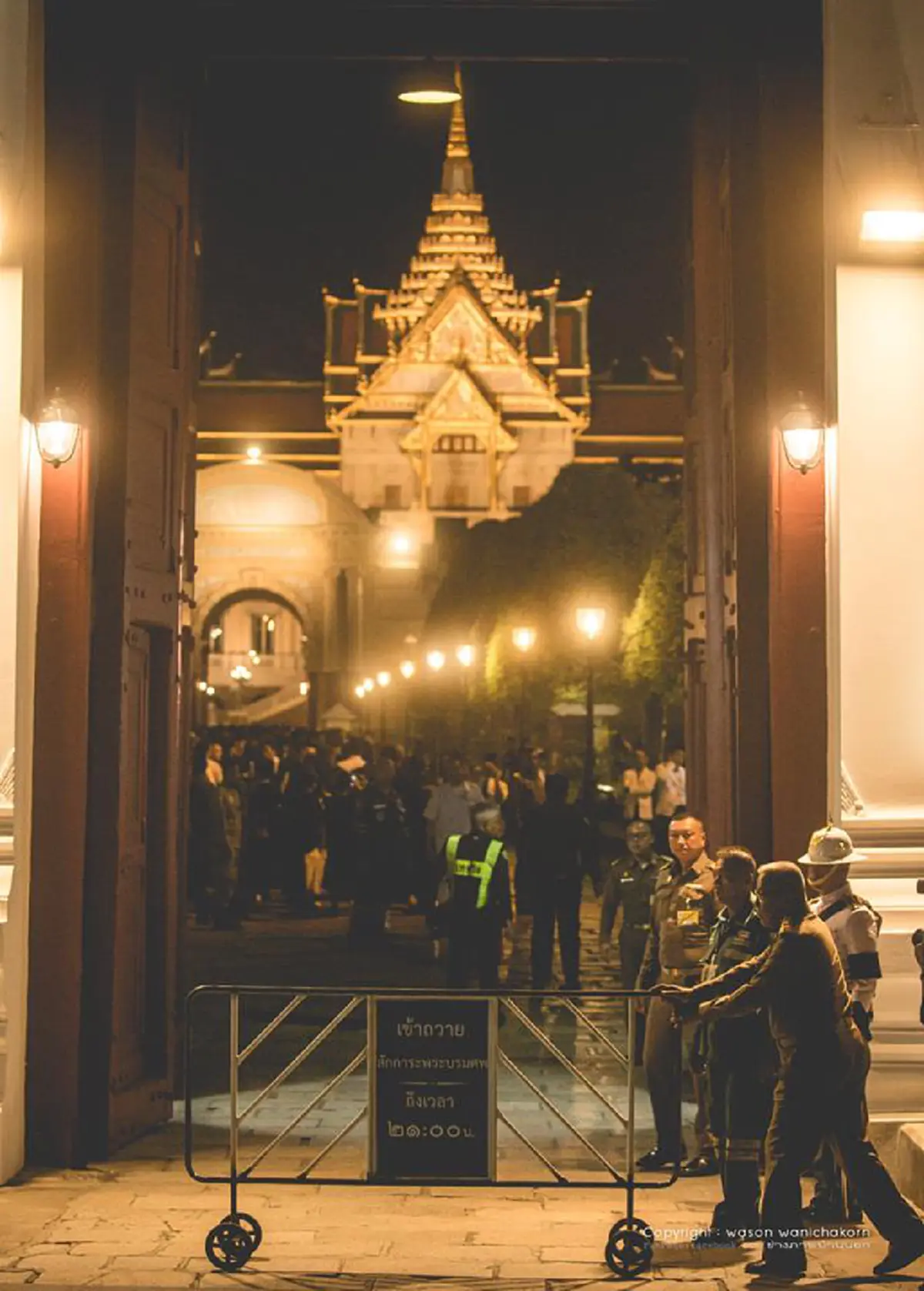 ผู้ปิดทองหลังพระ !! เจ้าหน้าที่เลือดกำเดาไหล แต่ขอสู้ ดูแลประชาชนจนวินาทีสุดท้าย เพื่อพ่อหลวงของคนไทยทุกคน (ภาพชุด)