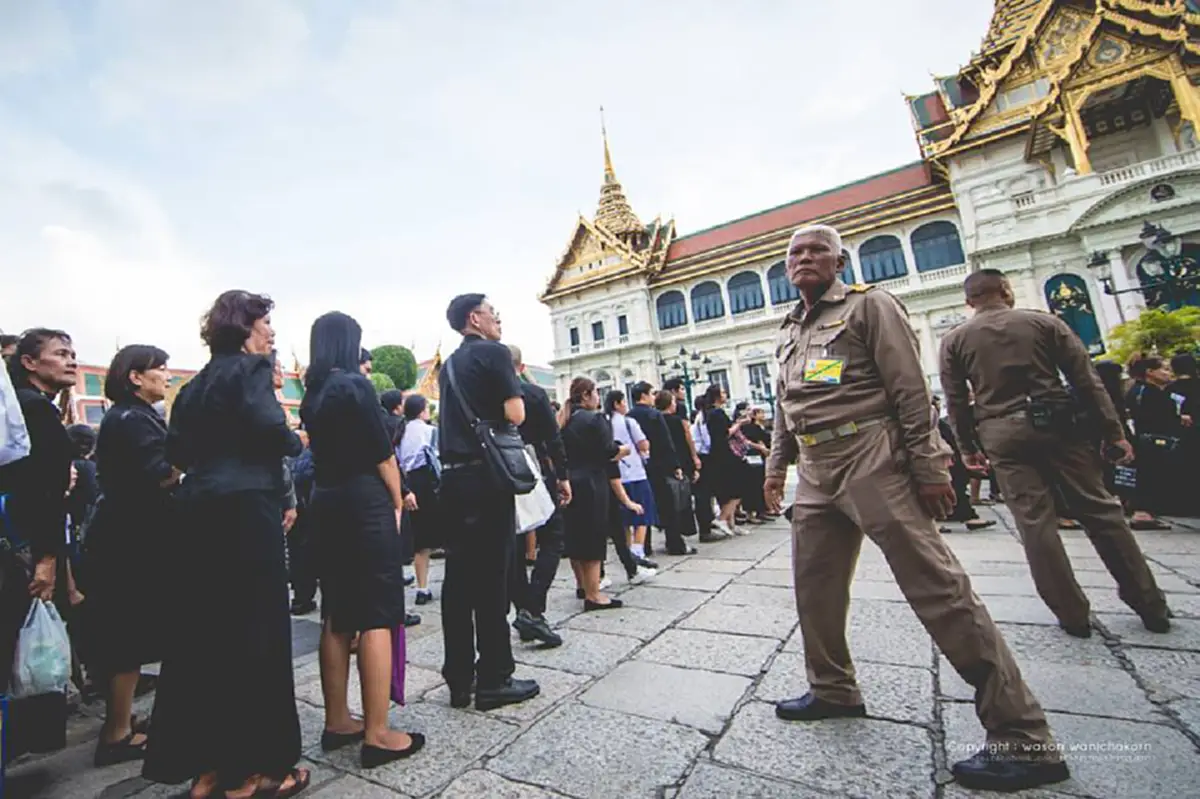 ผู้ปิดทองหลังพระ !! เจ้าหน้าที่เลือดกำเดาไหล แต่ขอสู้ ดูแลประชาชนจนวินาทีสุดท้าย เพื่อพ่อหลวงของคนไทยทุกคน (ภาพชุด)