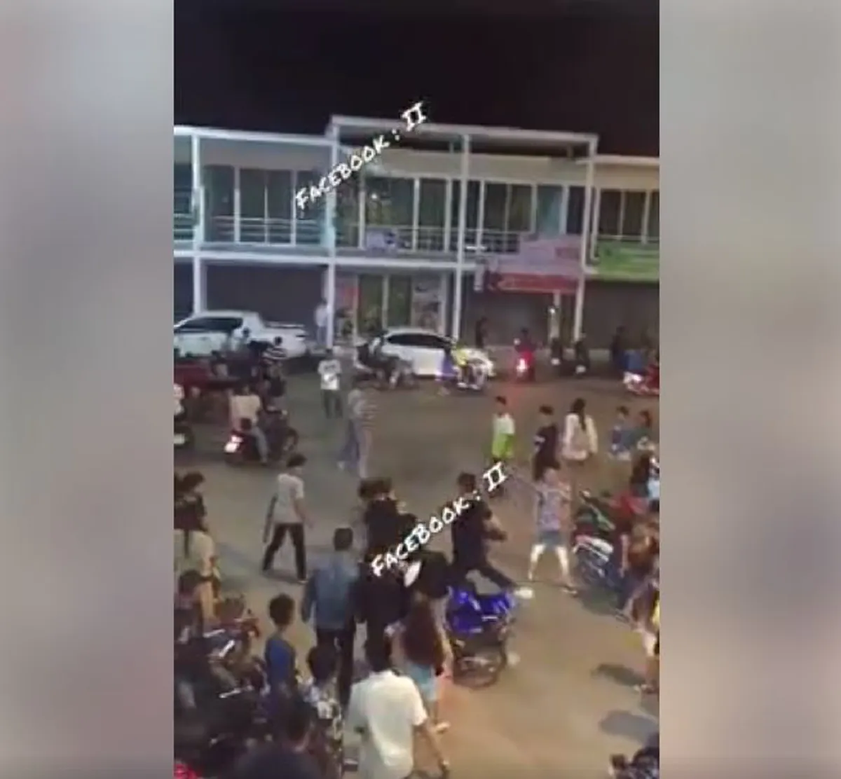 โดนรุมตรีนนับสิบ !? แก๊งค์โจ๋เบิ้ลมอไซค์ !! เถื่อนจัดยกพวกตีกัน งานคอนเสิร์ต ตะลุมบอน เละเป็นแถบๆ ห้ามกันชุลมุน (มีคลิป)