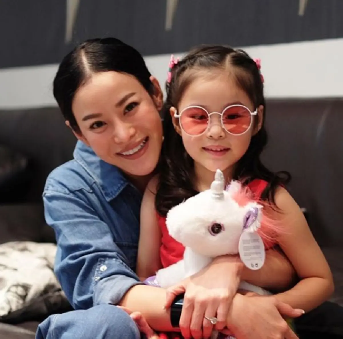 น่ารักแพ็คคู่เลย เมื่อ "น้องณิริน" อาสาเป็นพี่เลี้ยง เล่านิทานกล่อม "น้องปาลิน" ดูแล้วถึงกับอมยิ้มตาม