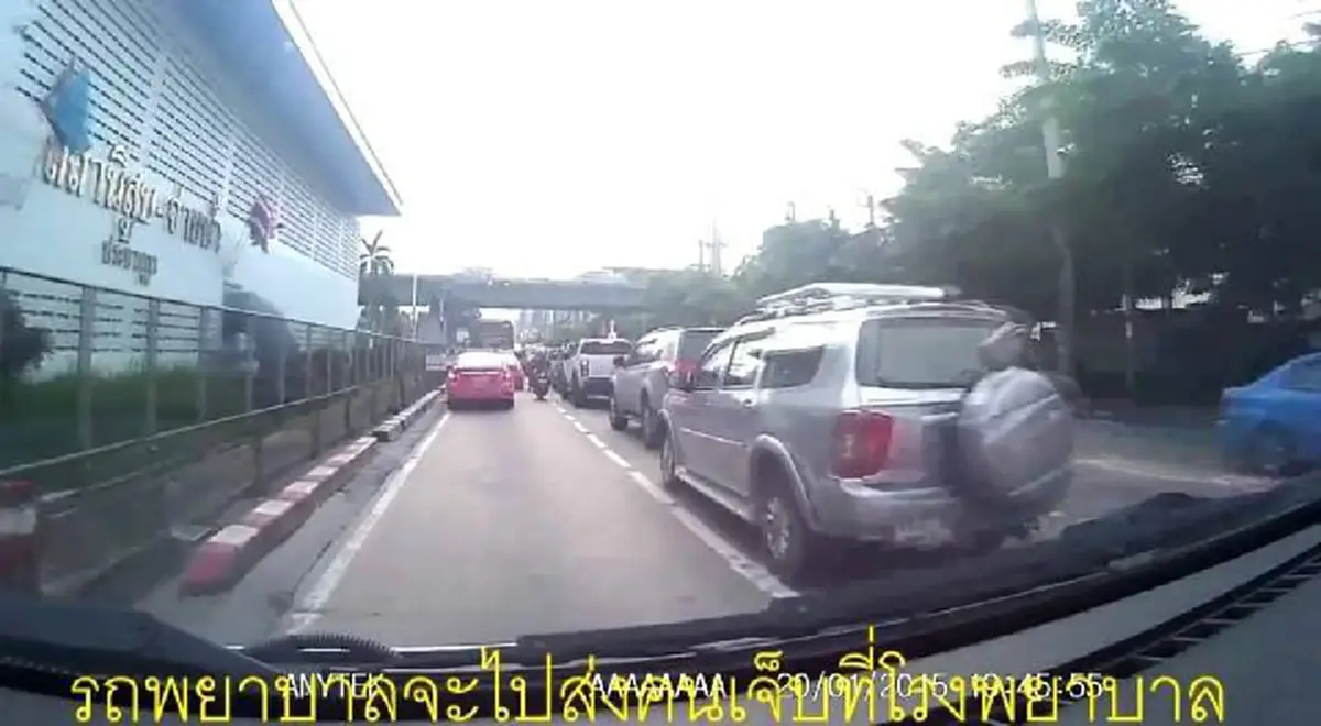 ขออย่าให้เป็นญาติคุณเลย!!รถพยาบาลตัดพ้อหลังประกาศเพื่อขอเส้นทางไปส่งคนเจ็บ แต่รถเมล์เจ้ากรรมขวางทางช่องเลี้ยวซ้ายผ่านตลอด (คลิป)