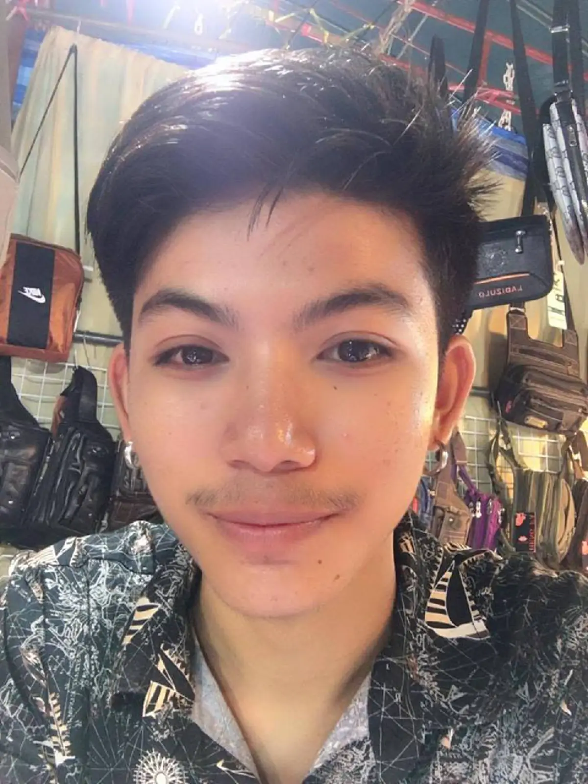 ***ชาวเน็ตแห่แชร์รัวๆ !! "พ่อค้าขายแมลงทอด" หล่อเวอร์ แซบจนอยากเหมากลับบ้าน งานนี้ทำเอาชะนีเก้งกวางถึงกับใจเต้นระรัว !? (คลิป)