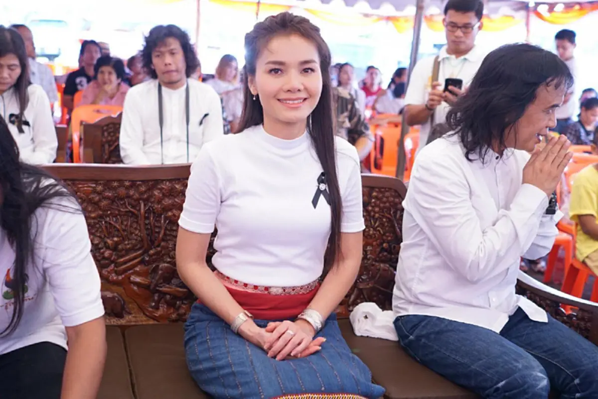 สวยยังเงา !!  นี่แหละคือการแต่งตัวไปทำบุญของ "ต่าย อรทัย"  สาวดอกหญ้า  ที่ไม่โป๊ก็ดังได้ แบบไร้ข้อกังขา 