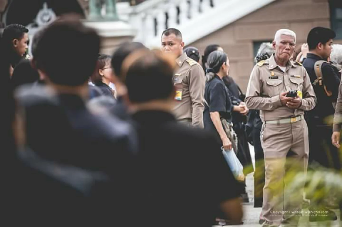 "ขอนั่งพักสักครู่ เดี๋ยวก็หาย" ผู้ปิดทองหลังพระอย่างแท้จริง เรื่องเล่า..ความทุ่มเทของ จนท.แม้ร่างกายอ่อนล้าจะขอทำเพื่อพระองค์จนวันสุดท้าย!!