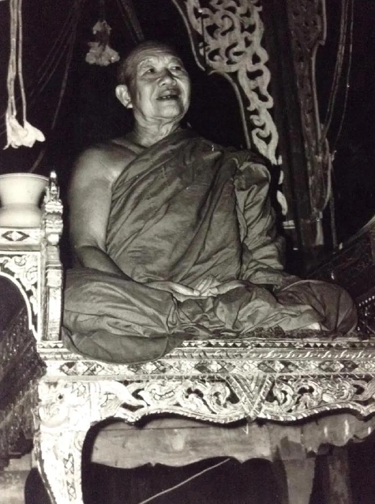 พลังจิตเป็นเลิศ!! เปิดตำนาน "หลวงปู่ฝั้น อาจาโร" กำราบ "ชีผ้าขาว" อ้างตนเป็นเจ้าลัทธิ "ธรรมต่อไก่" หากใครนำไก่มาถวาย จะสามารถบรรลุธรรมได้ !!