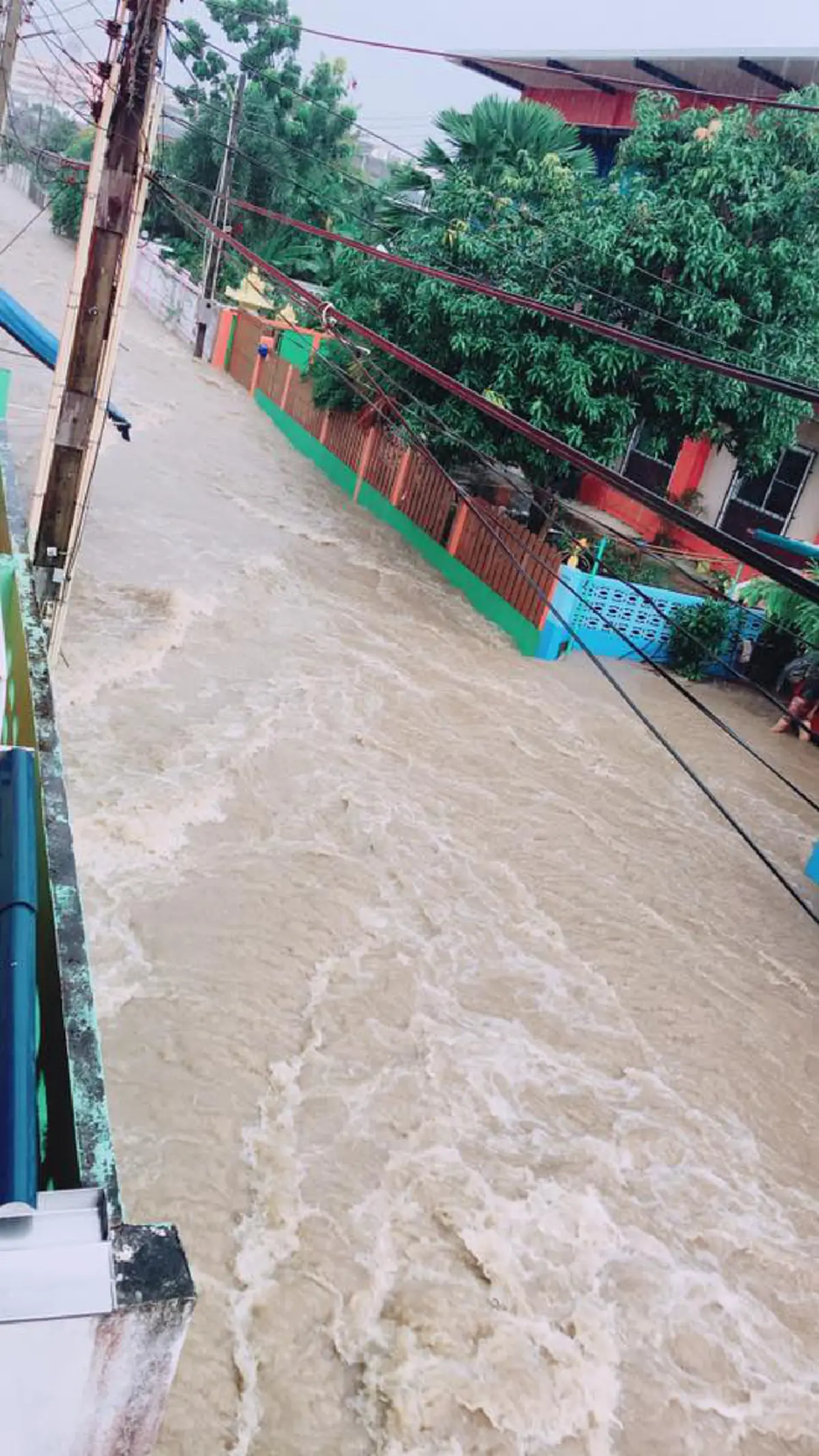 ศรีราชา อ่วม น้ำป่าไหลหลากหนักมาก ขอให้ปชช.คอยระมัดระวัง(คลิป)