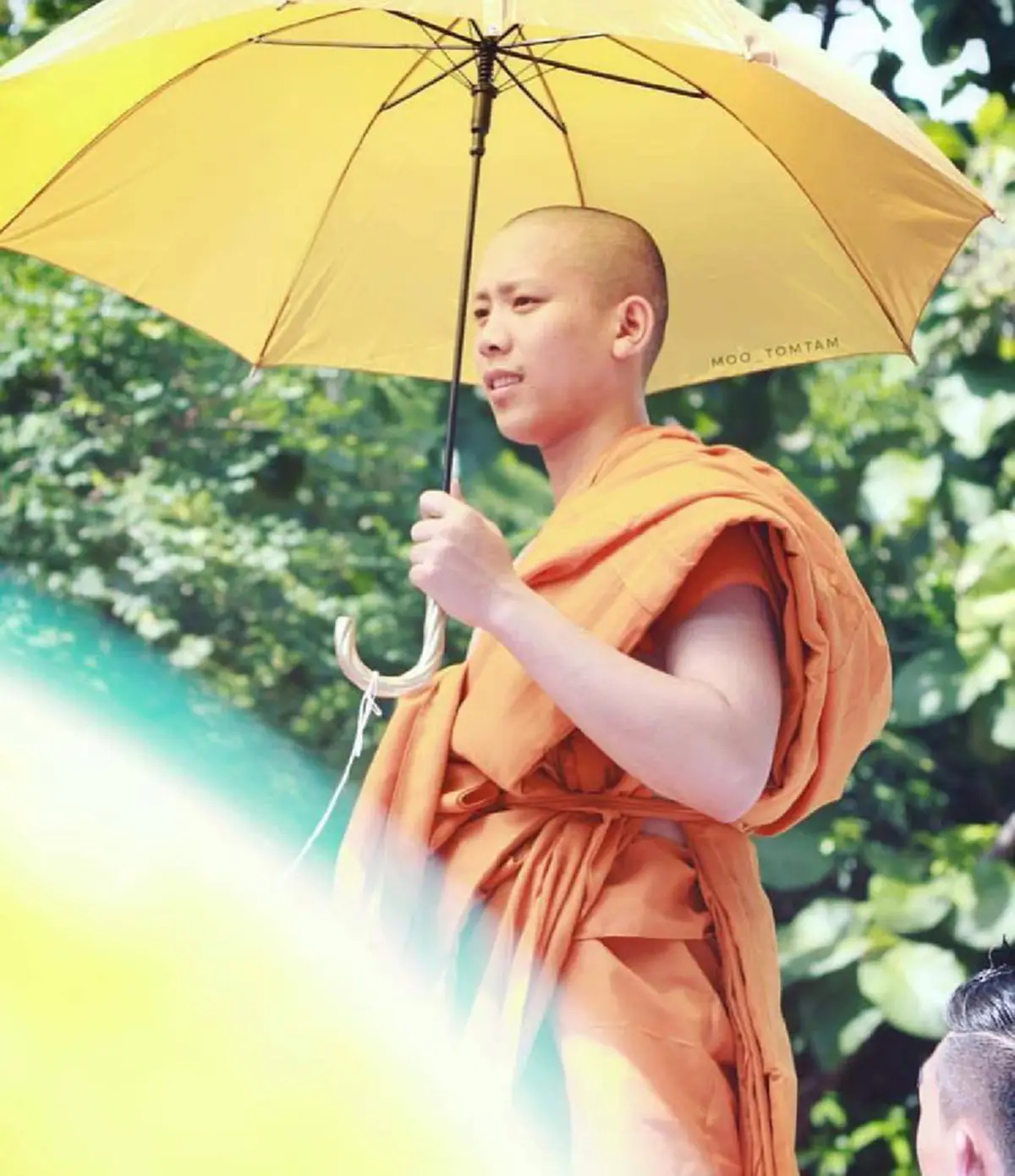สาธุท่วมหัว!!! "หลวงพี่เบิ้ล ปทุมราช" เฉลยที่มาของภาพถ่าย ติดลำแสงสีทองปริศนา ขณะนั่งภาวนาจิตในถ้ำ สุดอัศจรรย์เป็นบุญแก่ผู้ได้เห็น!! (มีภาพ)