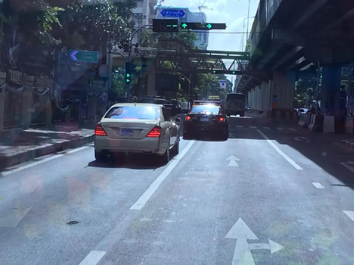 เป็นพระมหากรุณาธิคุณอย่างหาที่สุดมิได้..ขบวนรถพระที่นั่ง สมเด็จพระเทพรัตนราชสุดา ฯ  หลบเบี่ยงซ้ายเปิดทางให้รถพยาบาลได้ไปก่อน #ทรงพระเจริญ