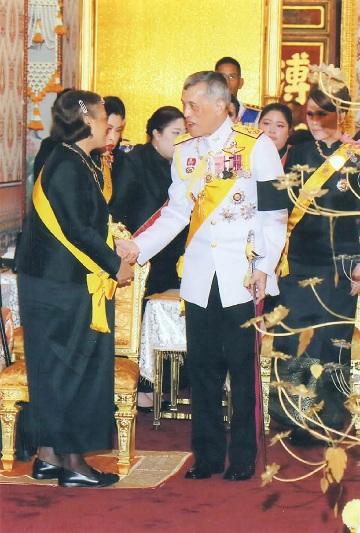 สุดปลื้มปีติ!!!พระราชพิธี1ปี ในหลวงร.10 ทรงนำพระหัตถ์สัมผัส สมเด็จพระเทพฯ ความรัก ผูกพันธ์มั่นคงของสถาบันพระมหากษัตริย์