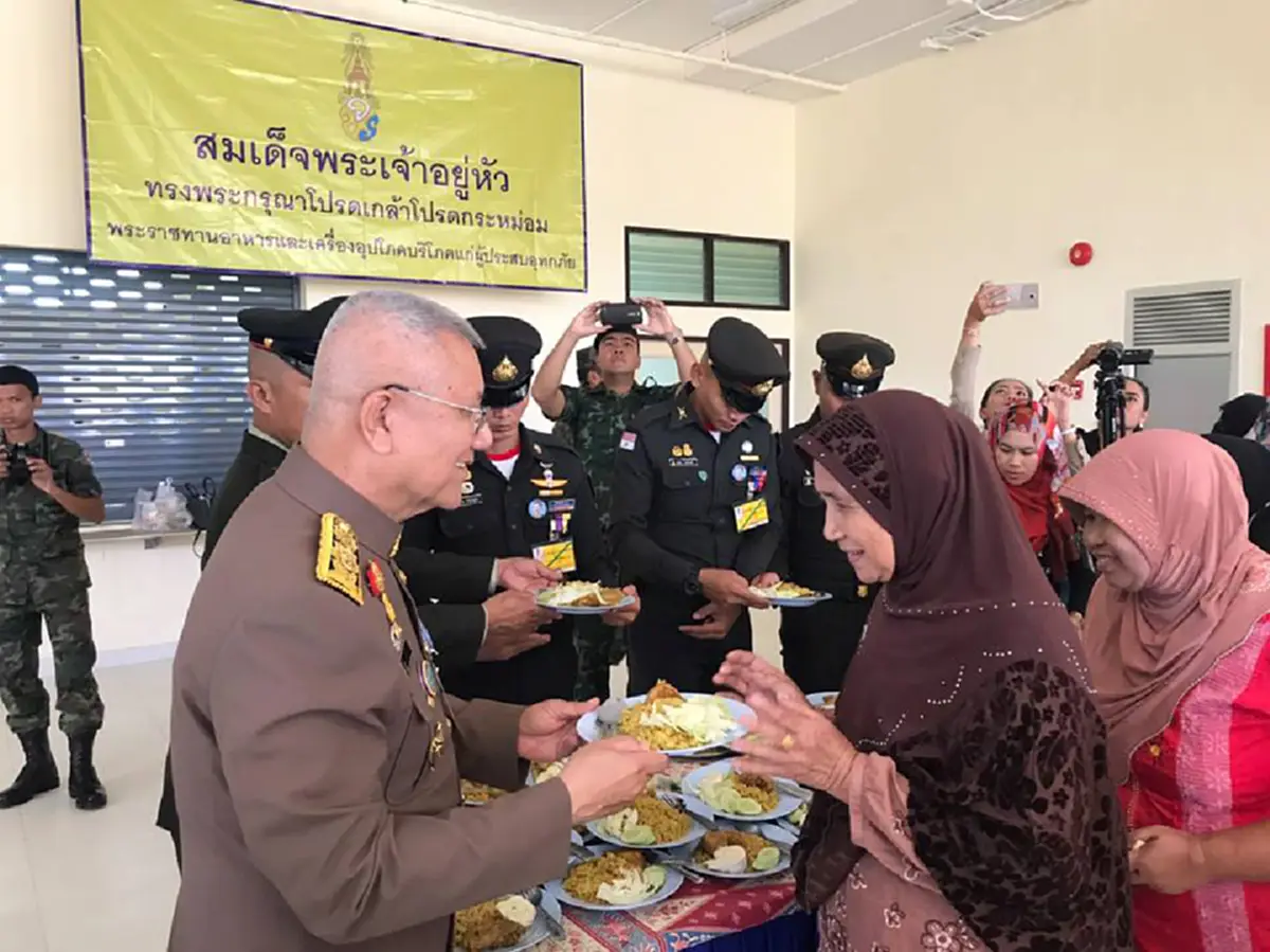 พสกนิกรต่างปลื้มปีติ!! ในหลวง ร.10  พระราชทานเครื่องอุปโภคบริโภค แก่ครอบครัวราษฎรที่ประสบอุทกภัย #ทรงพระเจริญ
