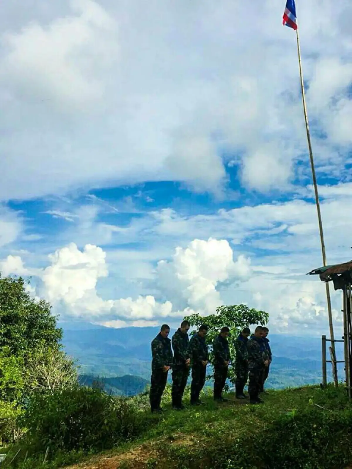 เห็นภาพน้ำตาซึม!! ในเวลา15.52 น. ครบ1ปีวันสวรรคต ในหลวง ร.9 ทหารกล้าริมชายแดนไทย-เมียนมาร์ ทำให้เห็นว่าแผ่นดินนี้ พระองค์ยังคงเป็นศูนย์รวมใจ