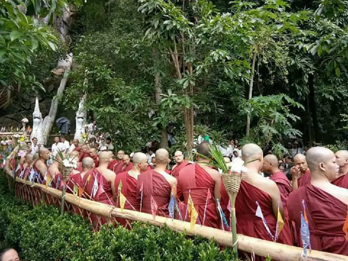 ลูกศิษย์สุดฮือฮา! "ครูบาน้อย ญาณวิไชย" อธิฐานออกจากการบำเพ็ญพระกรรมฐาน (ออกถ้ำ) หลังเข้าบำเพ็ญพระกรรมฐานภายในถ้ำเป็นเวลา 3 ปี 3 เดือน 3 วัน