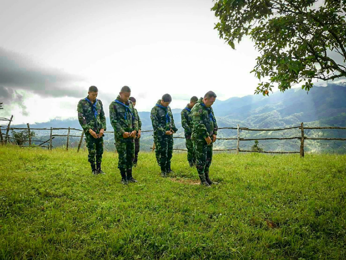 เห็นภาพน้ำตาซึม!! ในเวลา15.52 น. ครบ1ปีวันสวรรคต ในหลวง ร.9 ทหารกล้าริมชายแดนไทย-เมียนมาร์ ทำให้เห็นว่าแผ่นดินนี้ พระองค์ยังคงเป็นศูนย์รวมใจ