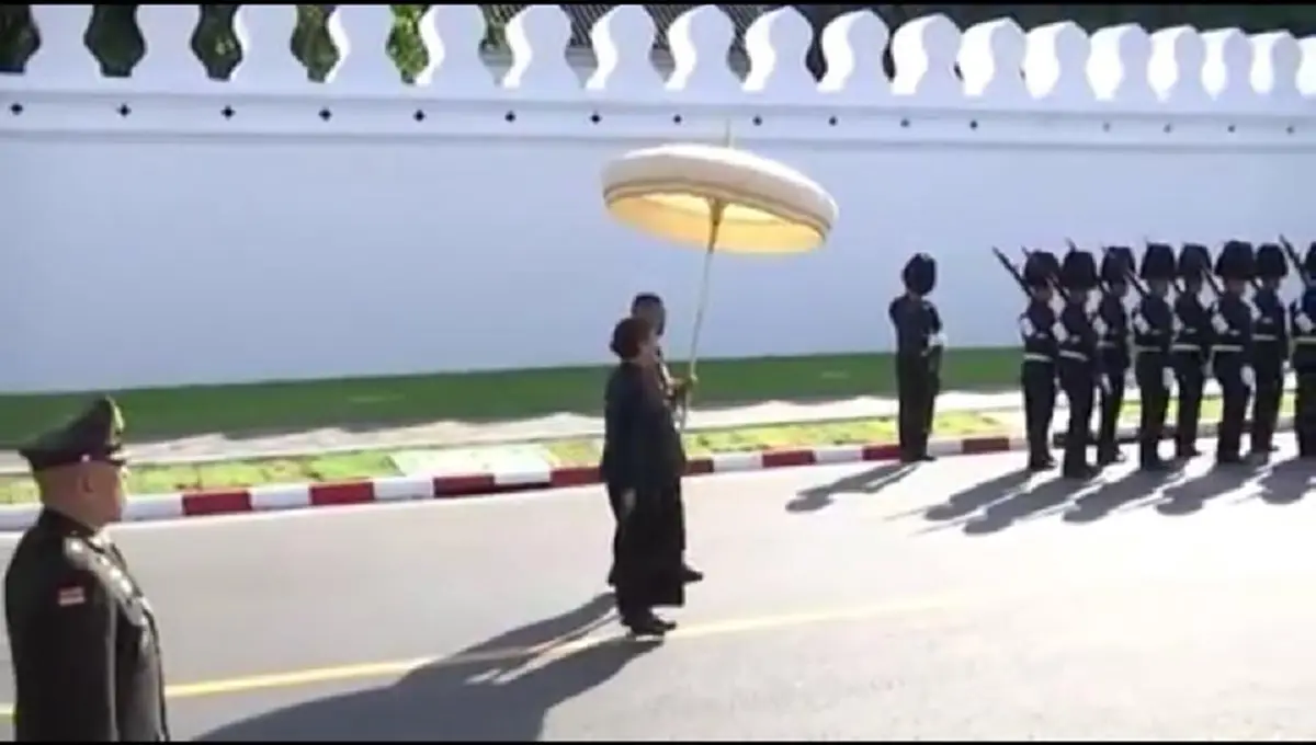 ปักใจมั่นจงรักภักดี !?!?  เห็นพระพักตร์อย่างไร ในพระทัยย่อมสุดอาดูร ...ขอกราบพระบาท เพื่อทรงทราบพวกนิกรล้วนโศกาอาดูรโดยเสร็จ (คลิป)