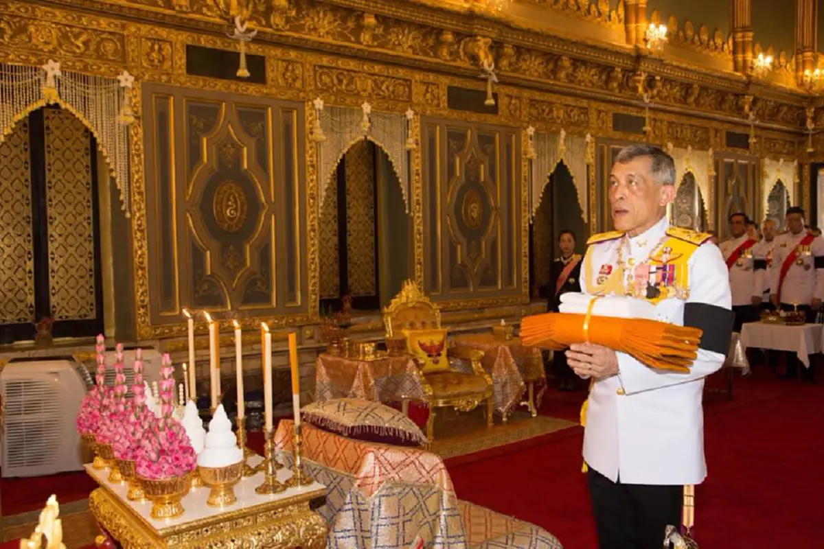 ทรงรักษา-สืบสานราชประเพณี กฐินหลวง! สมเด็จพระเจ้าอยู่หัว พร้อม พระองค์ภาฯ เสด็จถวายผ้าพระกฐิน ณ วัดราชบพิธฯ