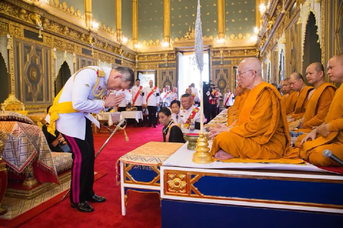 ทรงรักษา-สืบสานราชประเพณี กฐินหลวง! สมเด็จพระเจ้าอยู่หัว พร้อม พระองค์ภาฯ เสด็จถวายผ้าพระกฐิน ณ วัดราชบพิธฯ