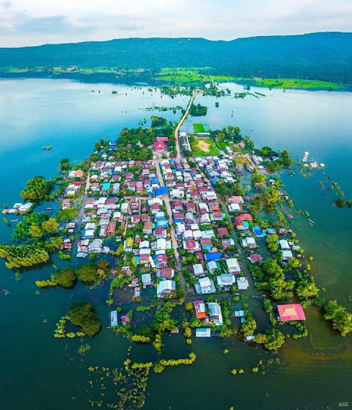 ใจพี่หล่อมาก!! "ก้อง ห้วยไร" พายเรือลงพื้นที่ให้กำลังใจ พร้อมมอบสิ่งของอุปโภคบริโภคให้กับพี่น้องผู้ประสบภัยน้ำท่วม อ.เขื่อนอุบลรัตน์ จ.ขอนแก
