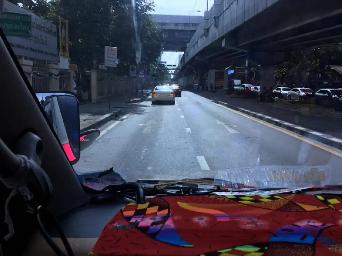 เป็นพระมหากรุณาธิคุณอย่างหาที่สุดมิได้..ขบวนรถพระที่นั่ง สมเด็จพระเทพรัตนราชสุดา ฯ  หลบเบี่ยงซ้ายเปิดทางให้รถพยาบาลได้ไปก่อน #ทรงพระเจริญ