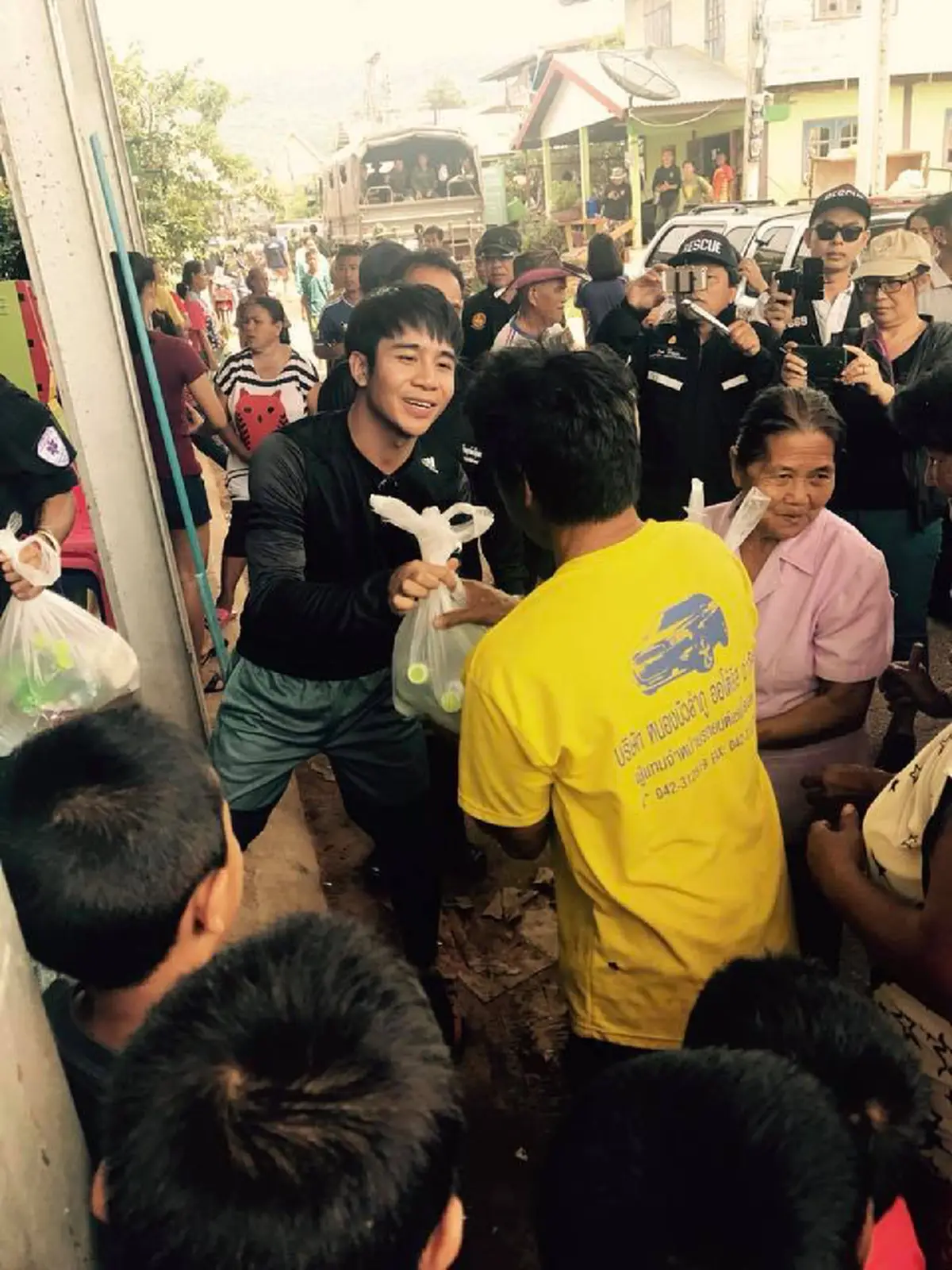 ใจพี่หล่อมาก!! "ก้อง ห้วยไร" พายเรือลงพื้นที่ให้กำลังใจ พร้อมมอบสิ่งของอุปโภคบริโภคให้กับพี่น้องผู้ประสบภัยน้ำท่วม อ.เขื่อนอุบลรัตน์ จ.ขอนแก